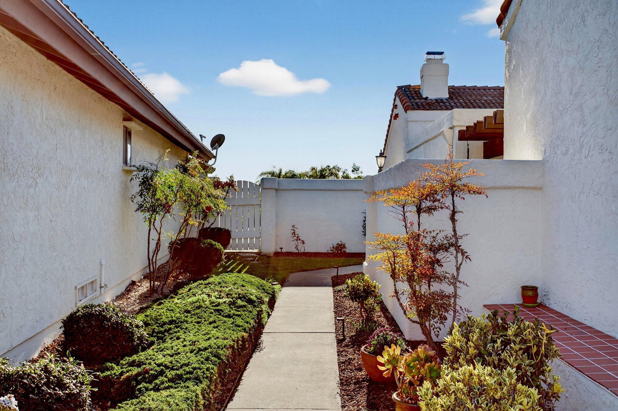 Detail Gallery Image 4 of 55 For 17668  Corte Sobrado, San Diego,  CA 92128 - 2 Beds | 2 Baths