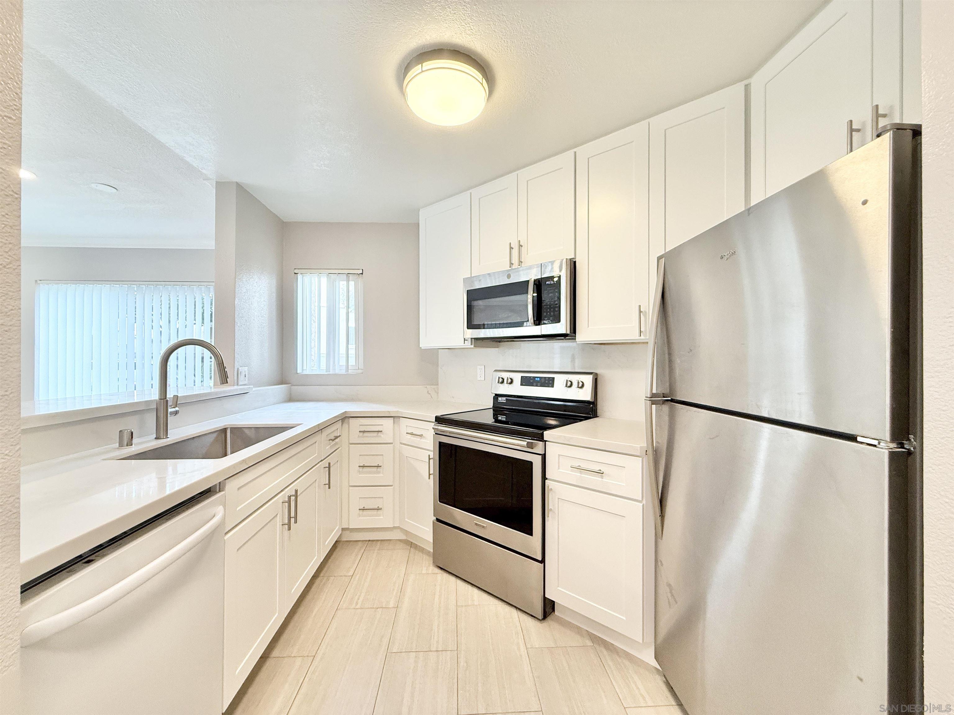 Detail Gallery Image 4 of 18 For 7405  Charmant Dr  #2001,  San Diego,  CA 92122 - 1 Beds | 1 Baths