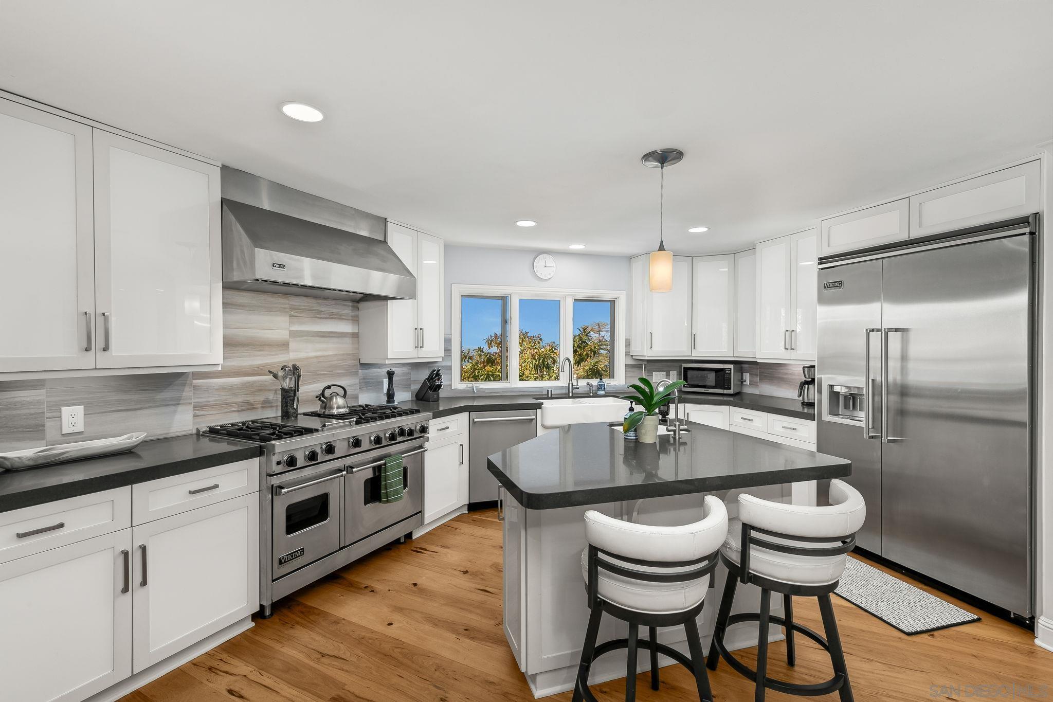 Detail Gallery Image 11 of 60 For 7651  Country Club Drive, La Jolla,  CA 92037 - 3 Beds | 3/1 Baths