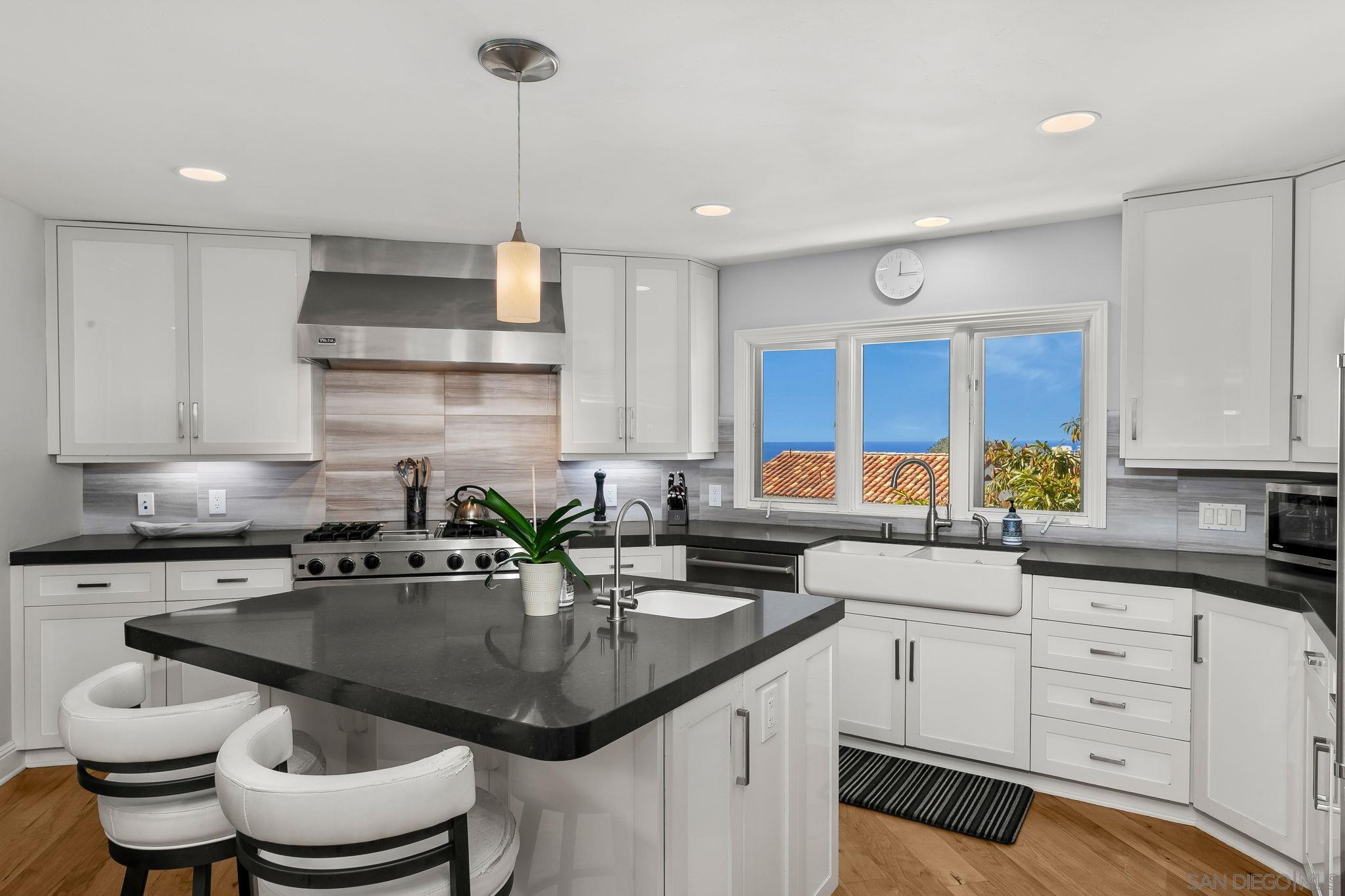 Detail Gallery Image 13 of 60 For 7651  Country Club Drive, La Jolla,  CA 92037 - 3 Beds | 3/1 Baths