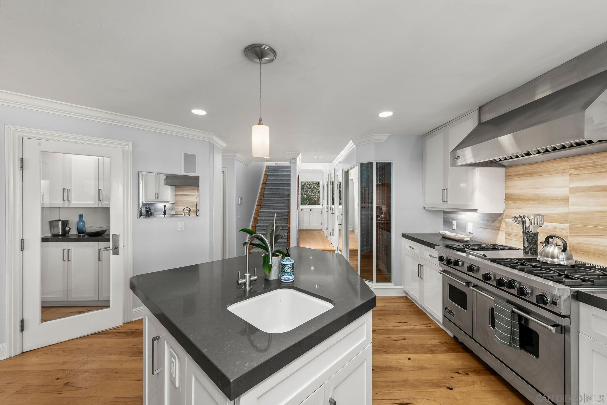 Detail Gallery Image 15 of 60 For 7651  Country Club Drive, La Jolla,  CA 92037 - 3 Beds | 3/1 Baths