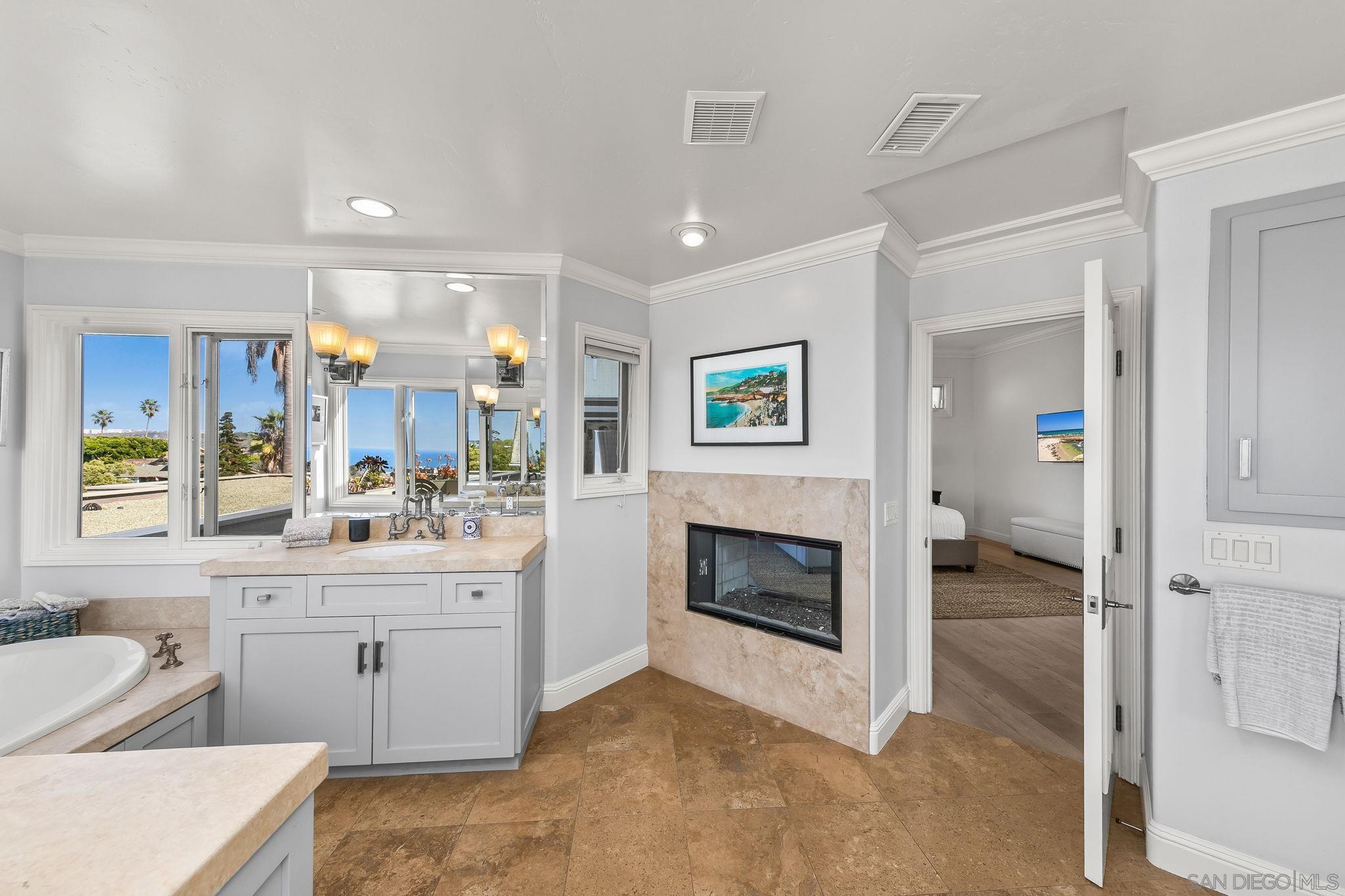 Detail Gallery Image 32 of 60 For 7651  Country Club Drive, La Jolla,  CA 92037 - 3 Beds | 3/1 Baths