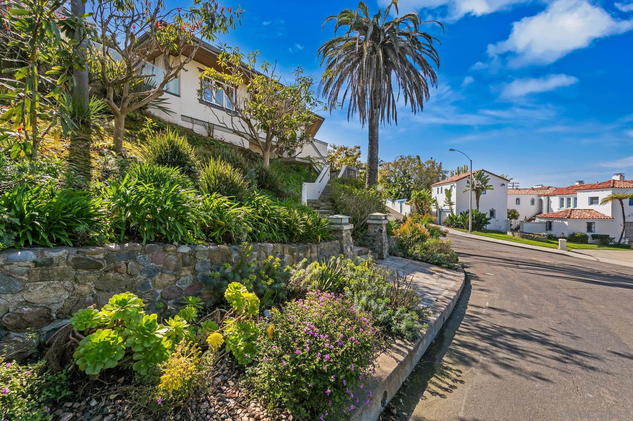 Detail Gallery Image 9 of 60 For 7651  Country Club Drive, La Jolla,  CA 92037 - 3 Beds | 3/1 Baths