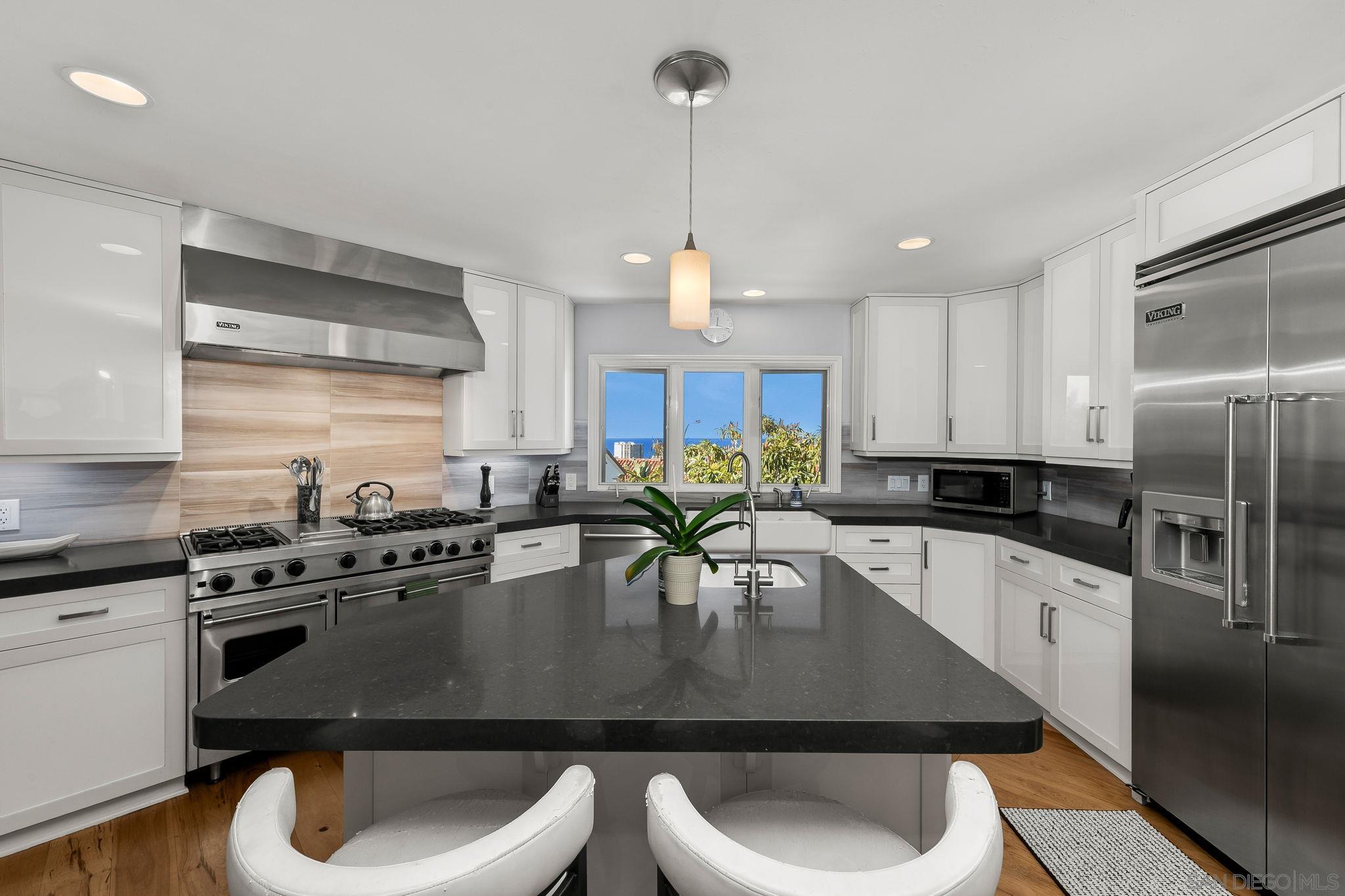 Detail Gallery Image 10 of 60 For 7651  Country Club Drive, La Jolla,  CA 92037 - 3 Beds | 3/1 Baths