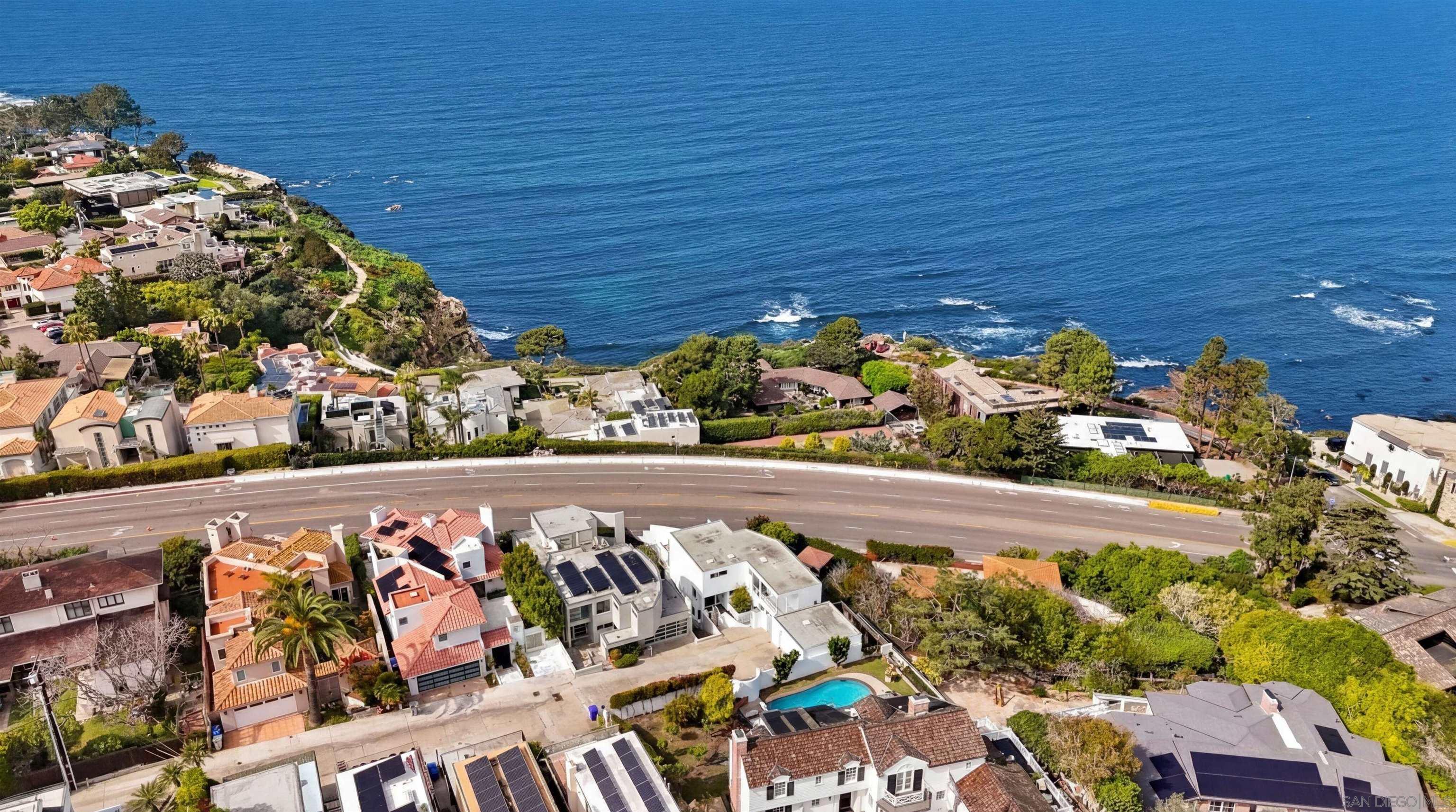 Detail Gallery Image 2 of 35 For 1550  Bluebird Ln, La Jolla,  CA 92037 - 3 Beds | 2/1 Baths