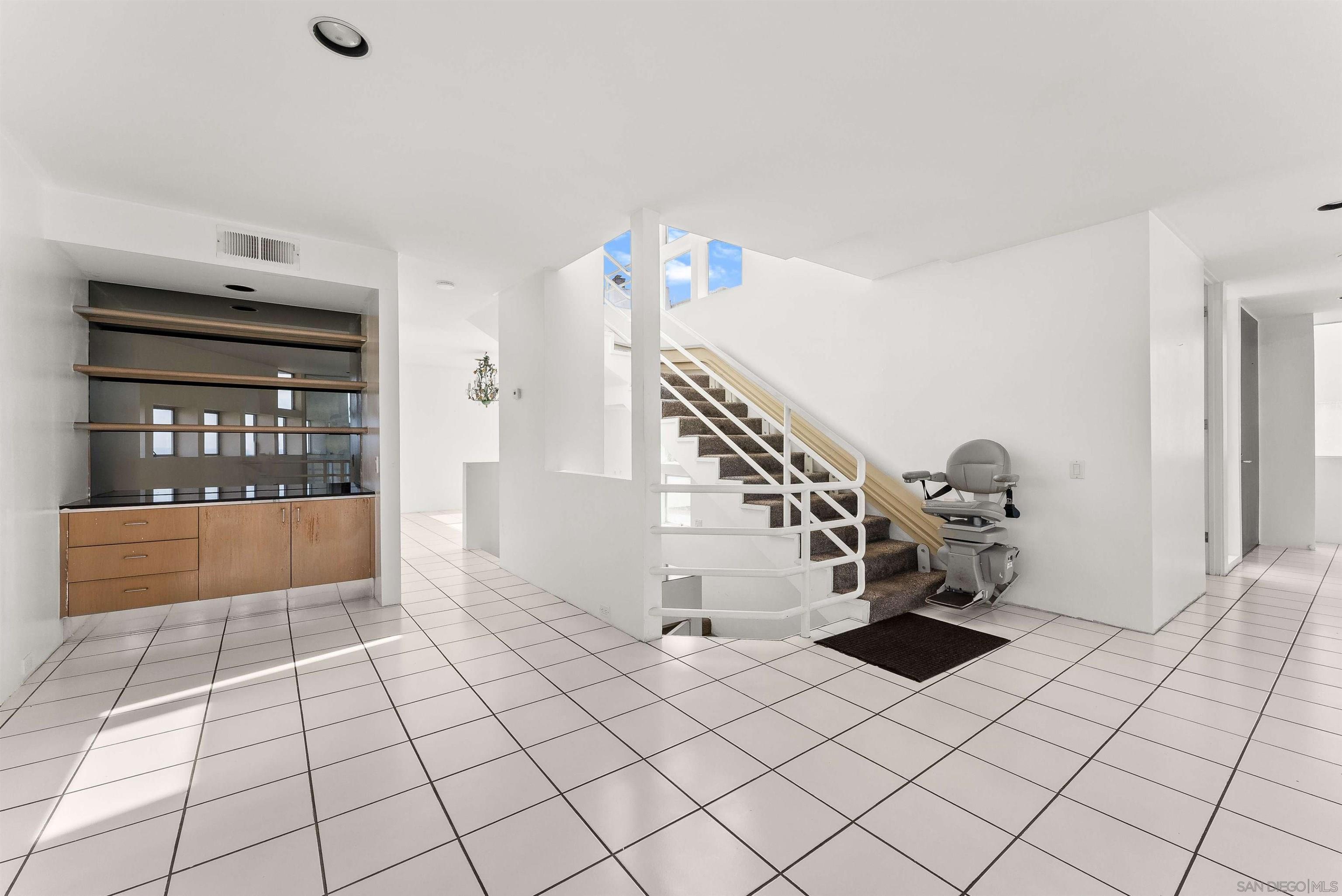 Detail Gallery Image 15 of 35 For 1550  Bluebird Ln, La Jolla,  CA 92037 - 3 Beds | 2/1 Baths