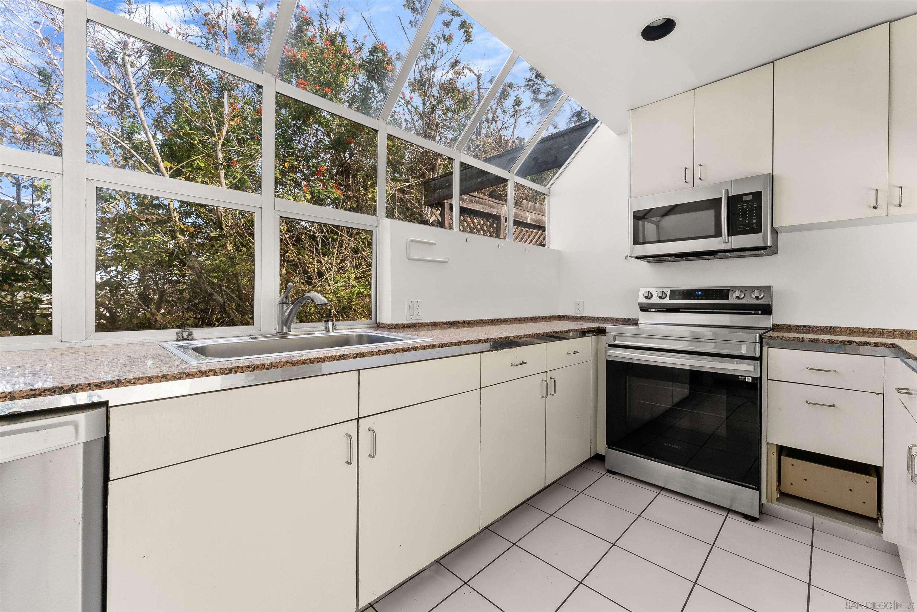 Detail Gallery Image 19 of 35 For 1550  Bluebird Ln, La Jolla,  CA 92037 - 3 Beds | 2/1 Baths