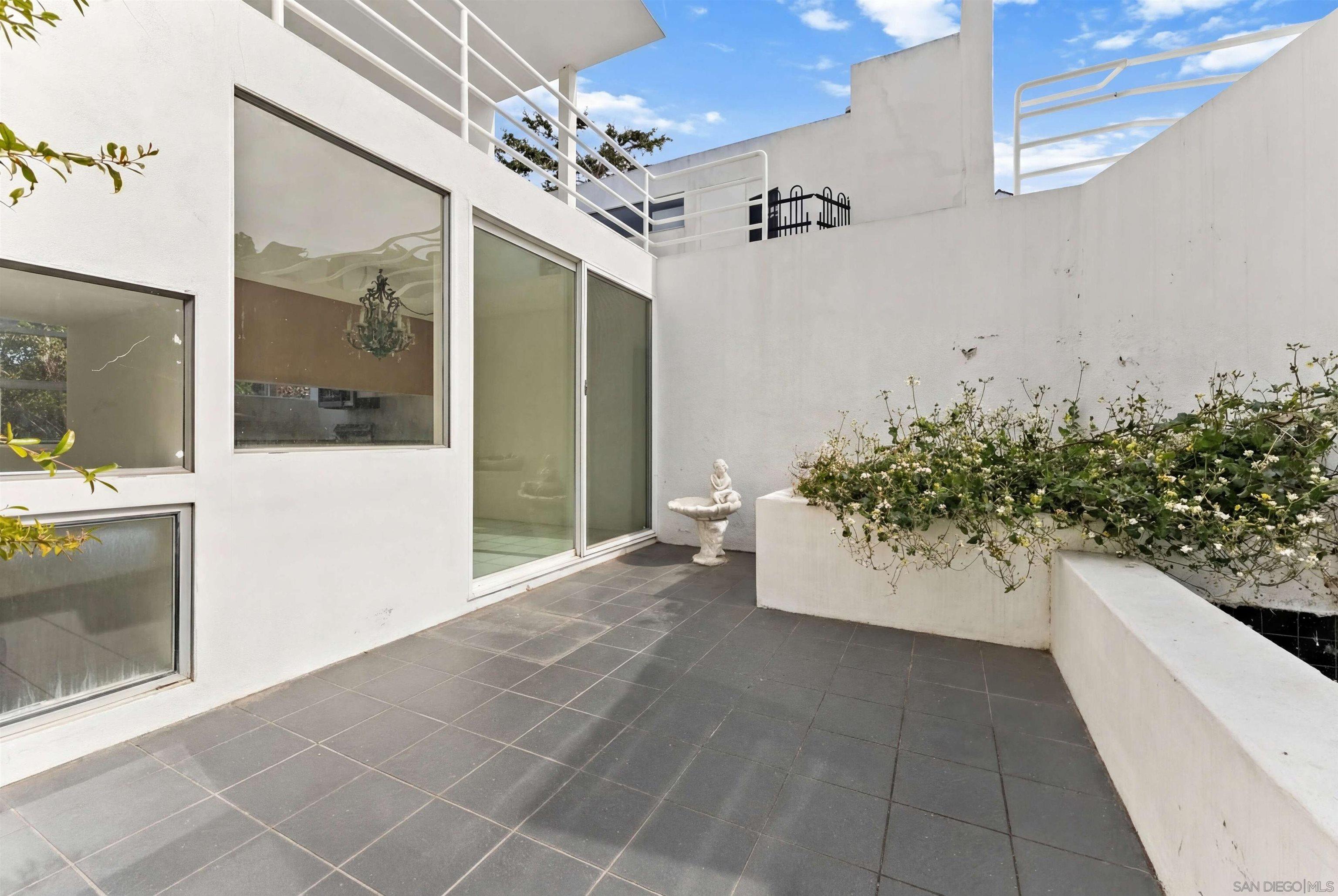 Detail Gallery Image 7 of 35 For 1550  Bluebird Ln, La Jolla,  CA 92037 - 3 Beds | 2/1 Baths