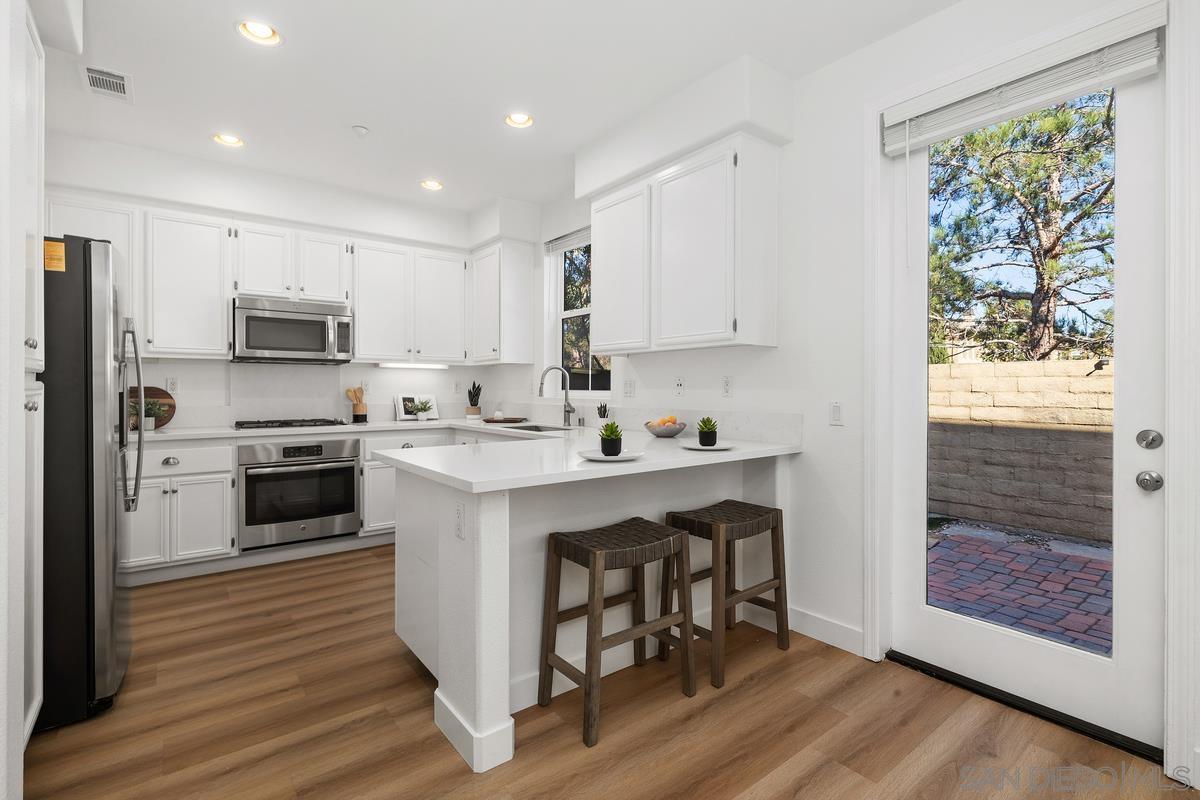 Detail Gallery Image 8 of 40 For 13285  Calle Del Campo  #5,  San Diego,  CA 92129 - 2 Beds | 2/1 Baths