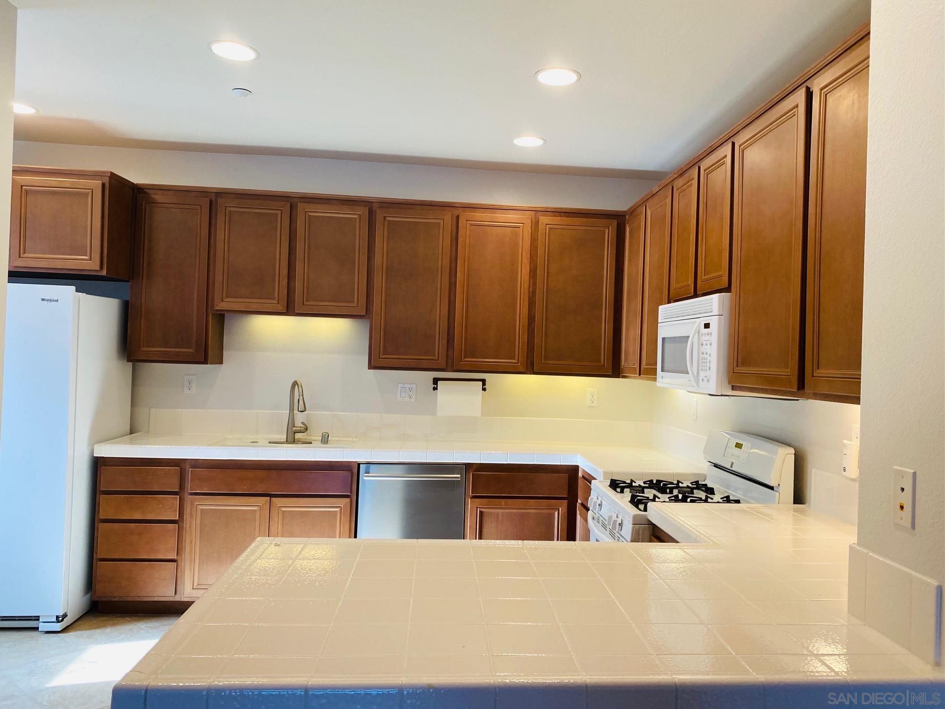 Detail Gallery Image 2 of 14 For 16915  Hutchins Landing  #57,  San Diego,  CA 92127 - 3 Beds | 3/1 Baths