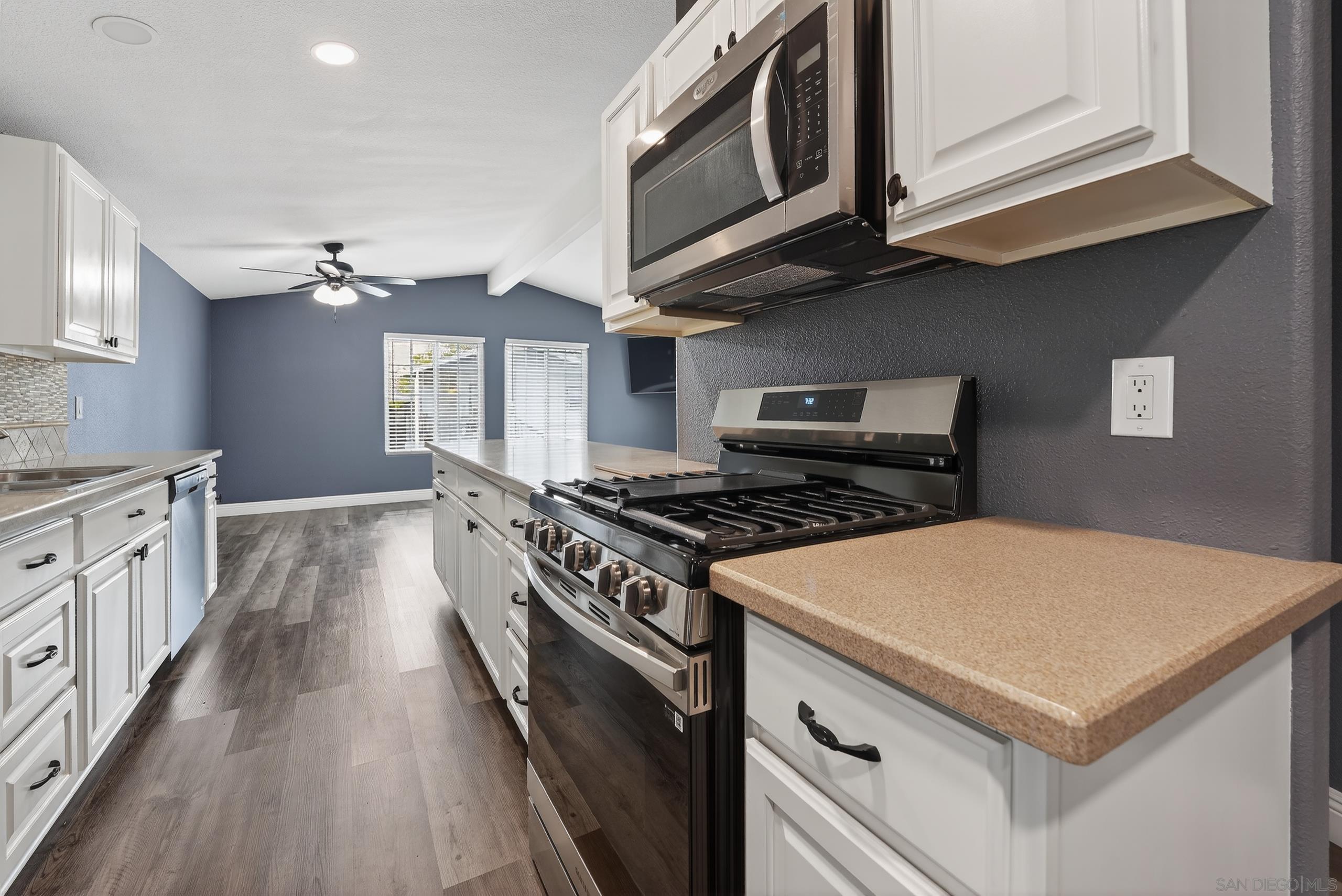 Detail Gallery Image 2 of 21 For 220  Camino Corto  Spc 100,  Vista,  CA 92083 - 5 Beds | 2 Baths
