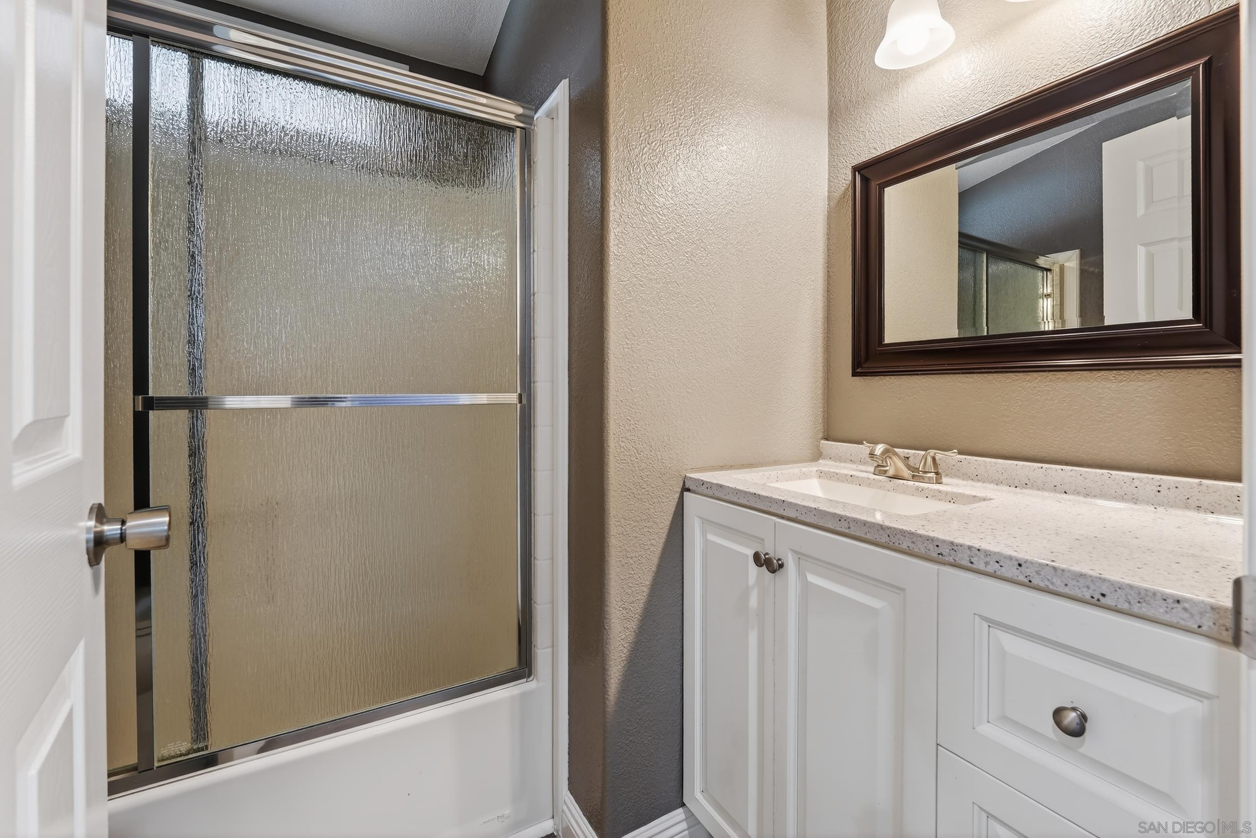 Detail Gallery Image 13 of 21 For 220  Camino Corto  Spc 100,  Vista,  CA 92083 - 5 Beds | 2 Baths