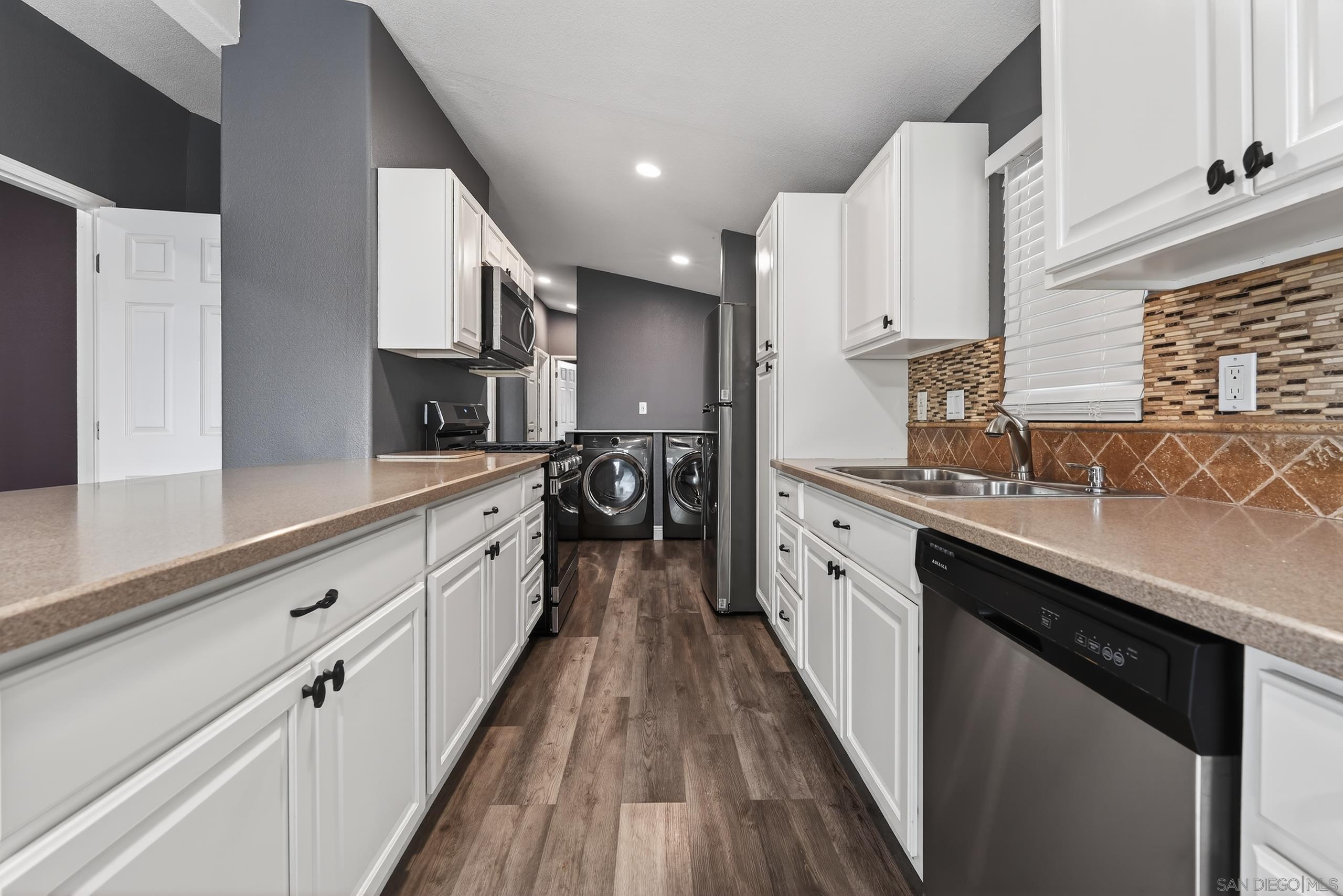 Detail Gallery Image 5 of 21 For 220  Camino Corto  Spc 100,  Vista,  CA 92083 - 5 Beds | 2 Baths