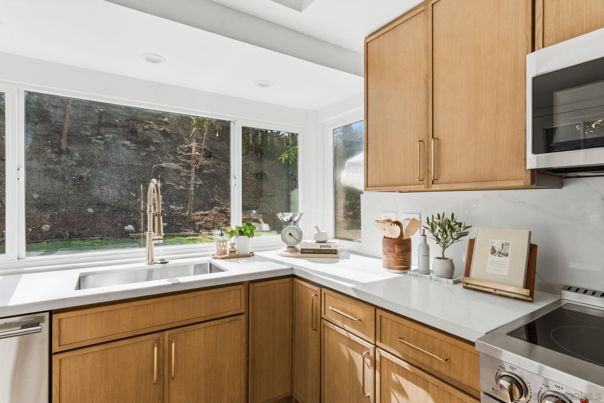 Detail Gallery Image 10 of 33 For 725  Santa Florencia, Solana Beach,  CA 92075 - 3 Beds | 2 Baths