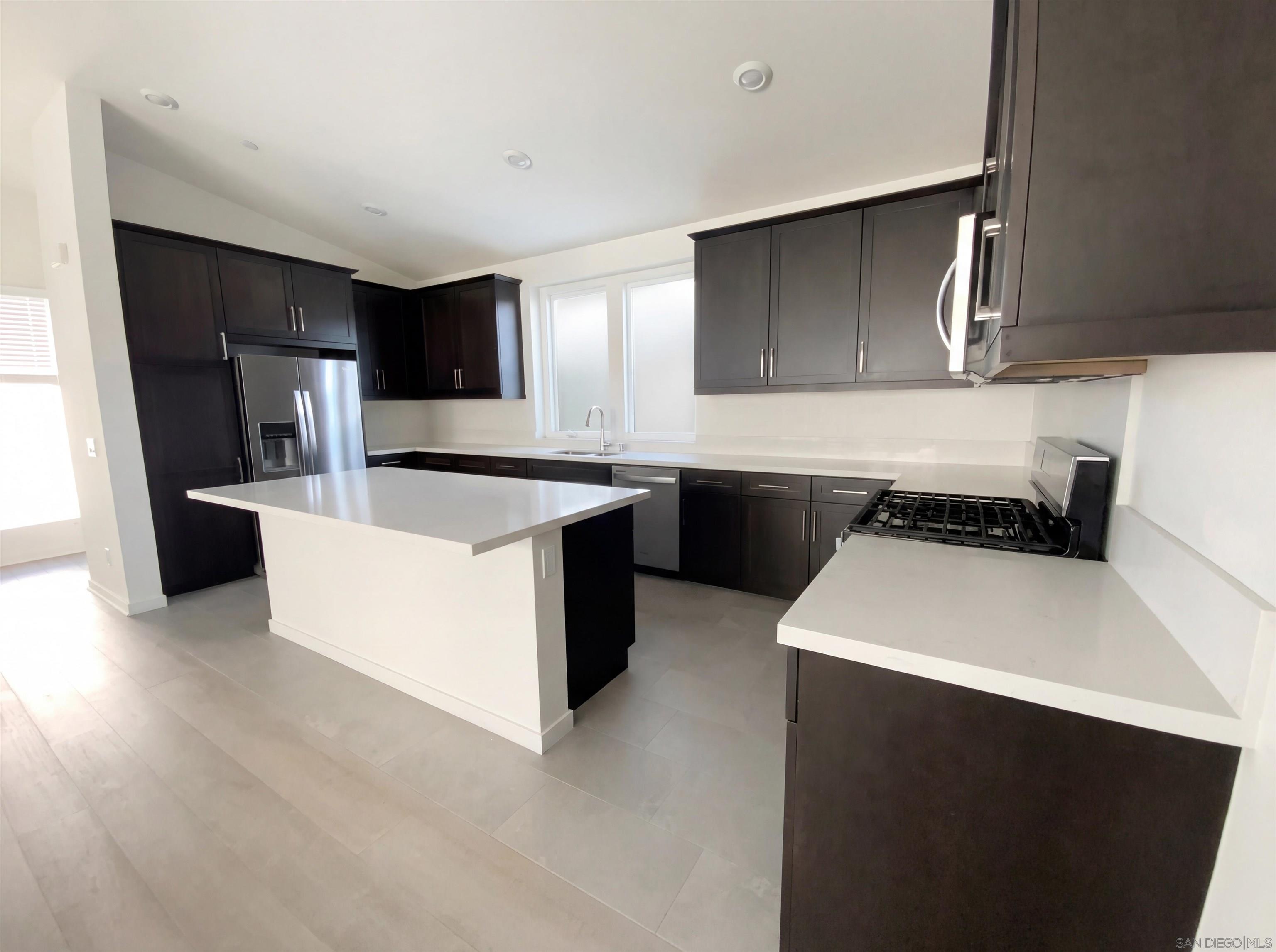 Detail Gallery Image 2 of 16 For 10462  Newbliss Way, San Diego,  CA 92126 - 3 Beds | 2 Baths