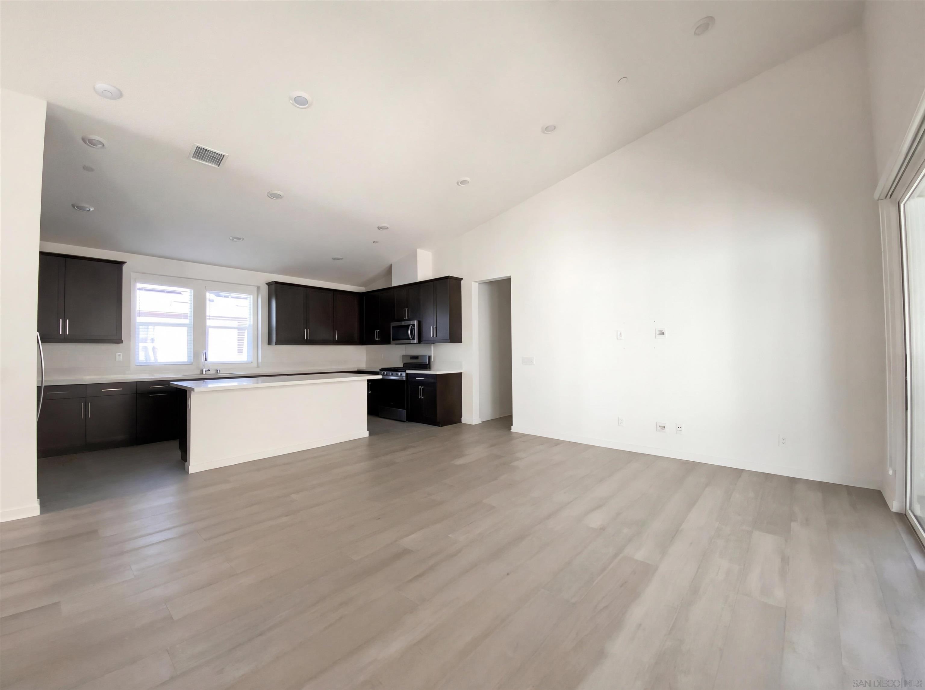 Detail Gallery Image 3 of 16 For 10462  Newbliss Way, San Diego,  CA 92126 - 3 Beds | 2 Baths