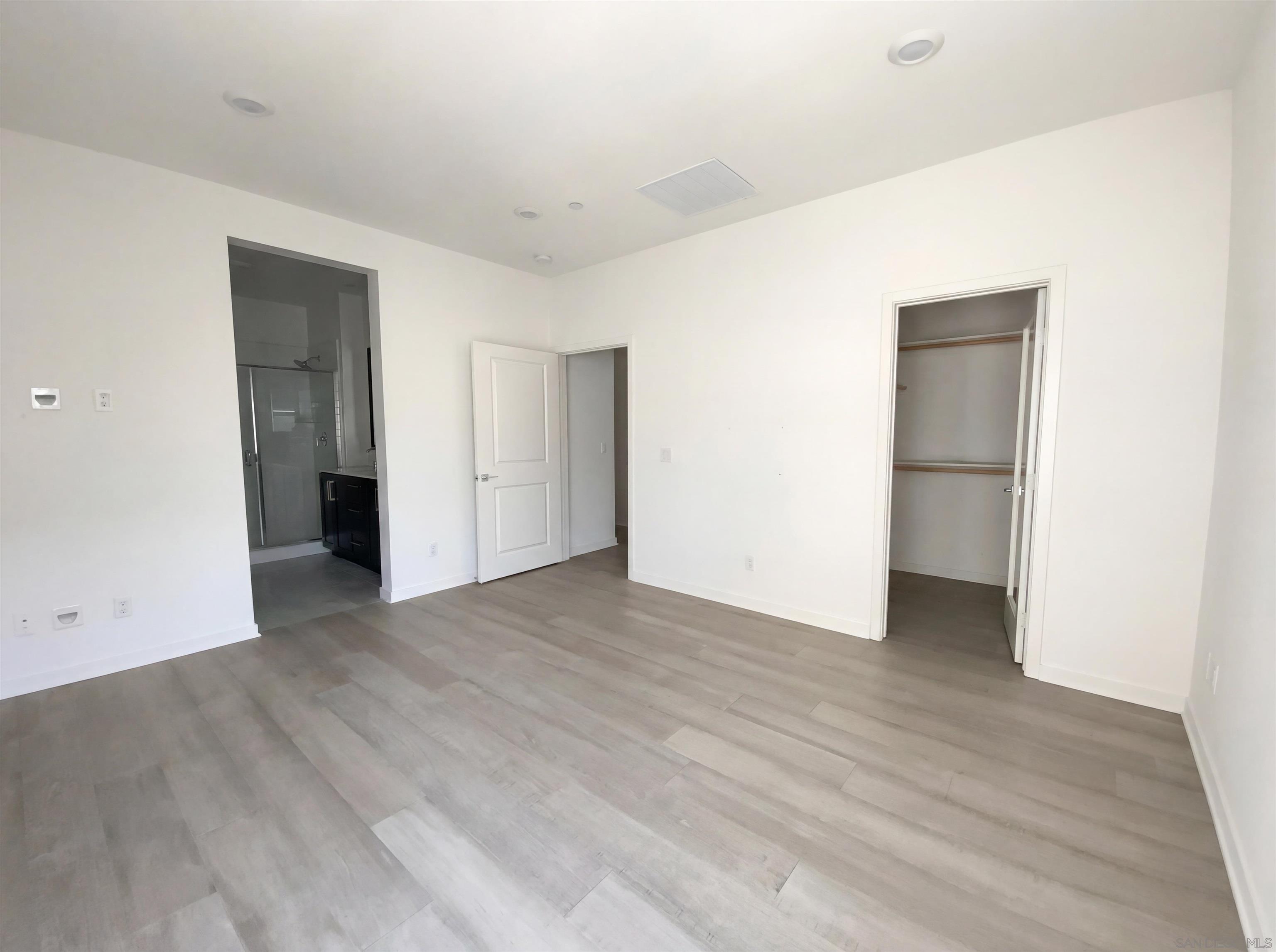 Detail Gallery Image 4 of 16 For 10462  Newbliss Way, San Diego,  CA 92126 - 3 Beds | 2 Baths