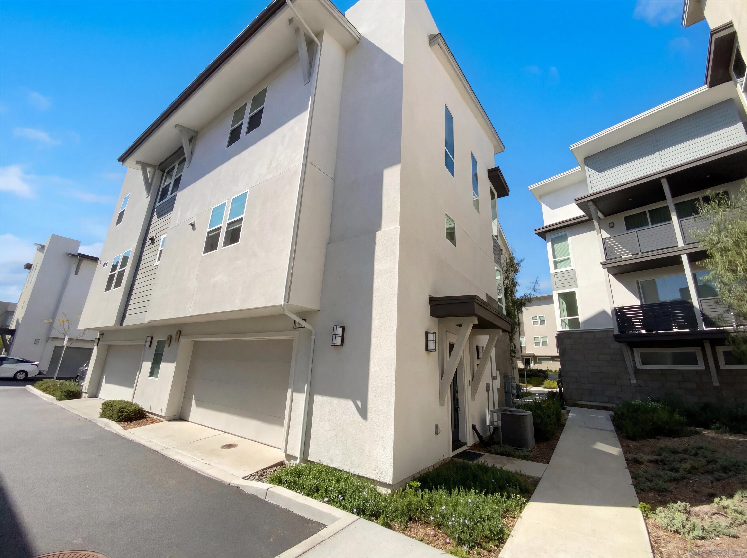 Detail Gallery Image 5 of 16 For 10462  Newbliss Way, San Diego,  CA 92126 - 3 Beds | 2 Baths