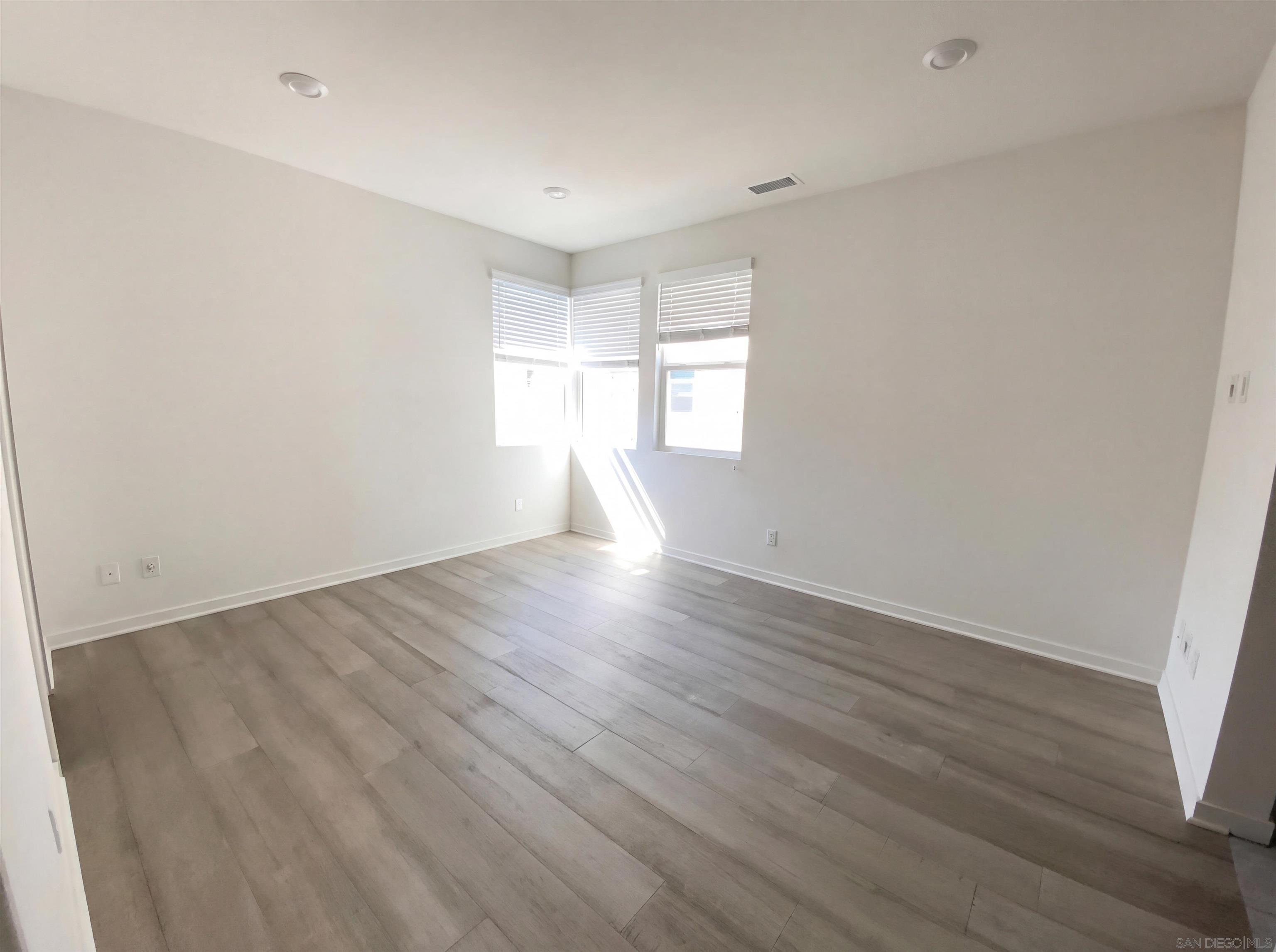 Detail Gallery Image 10 of 16 For 10462  Newbliss Way, San Diego,  CA 92126 - 3 Beds | 2 Baths