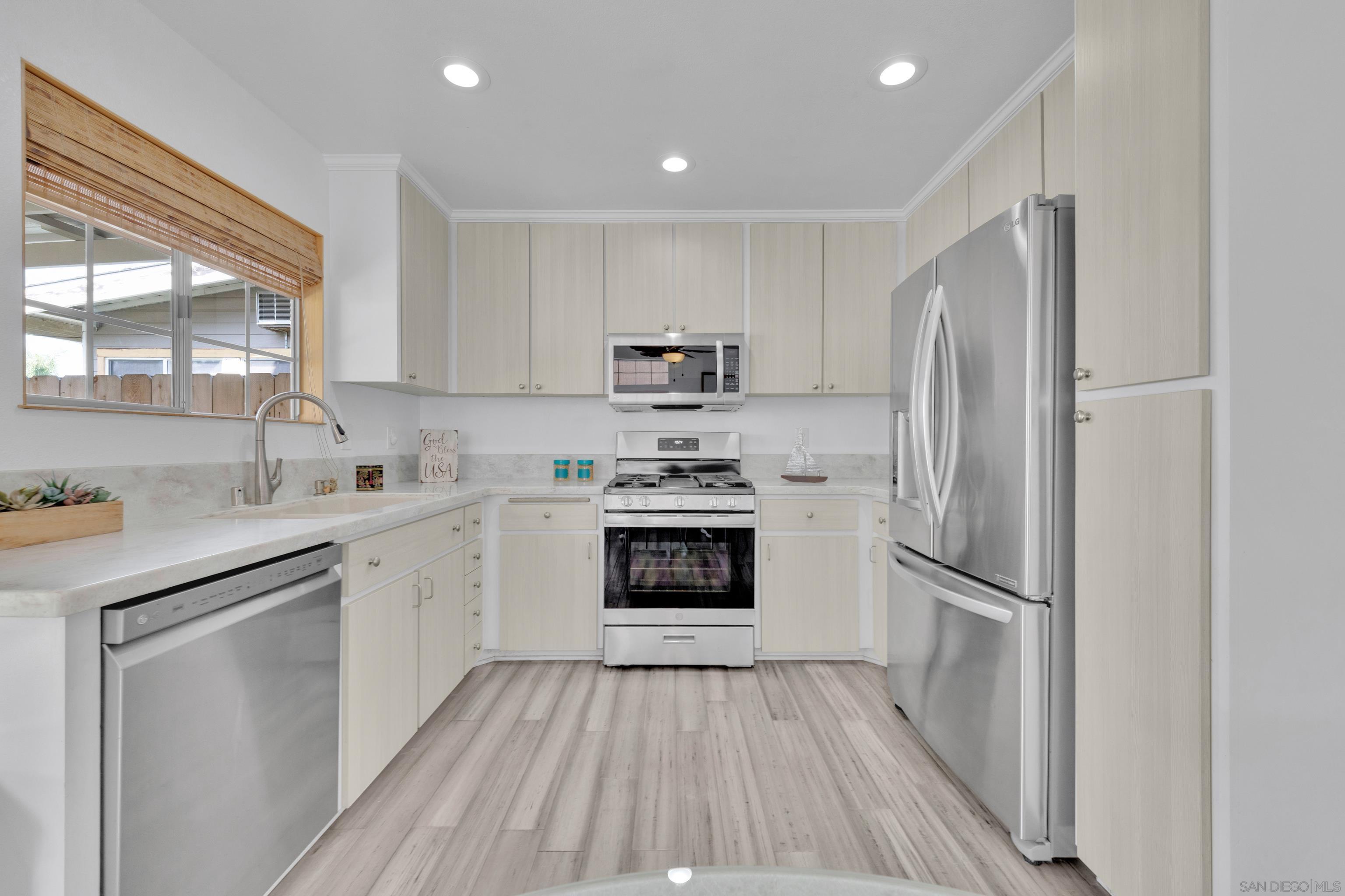 Detail Gallery Image 7 of 20 For 3156  Massachusetts Ave #5, Lemon Grove,  CA 91945 - 3 Beds | 2/1 Baths