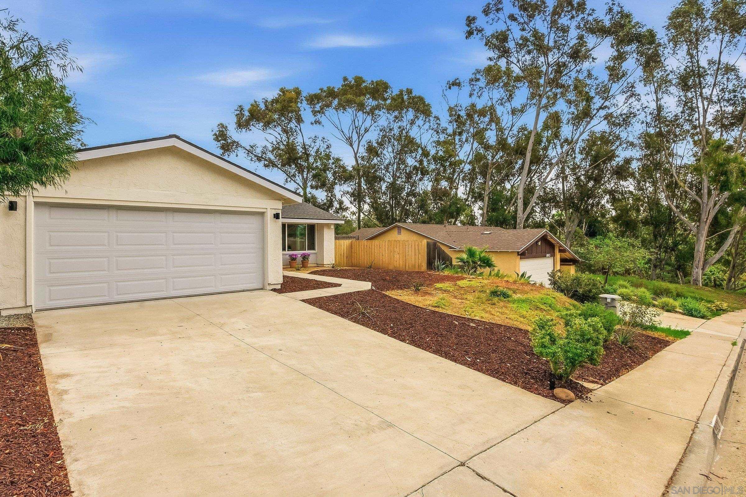 Detail Gallery Image 2 of 39 For 8921  Revelstoke Way, San Diego,  CA 92126 - 3 Beds | 2 Baths