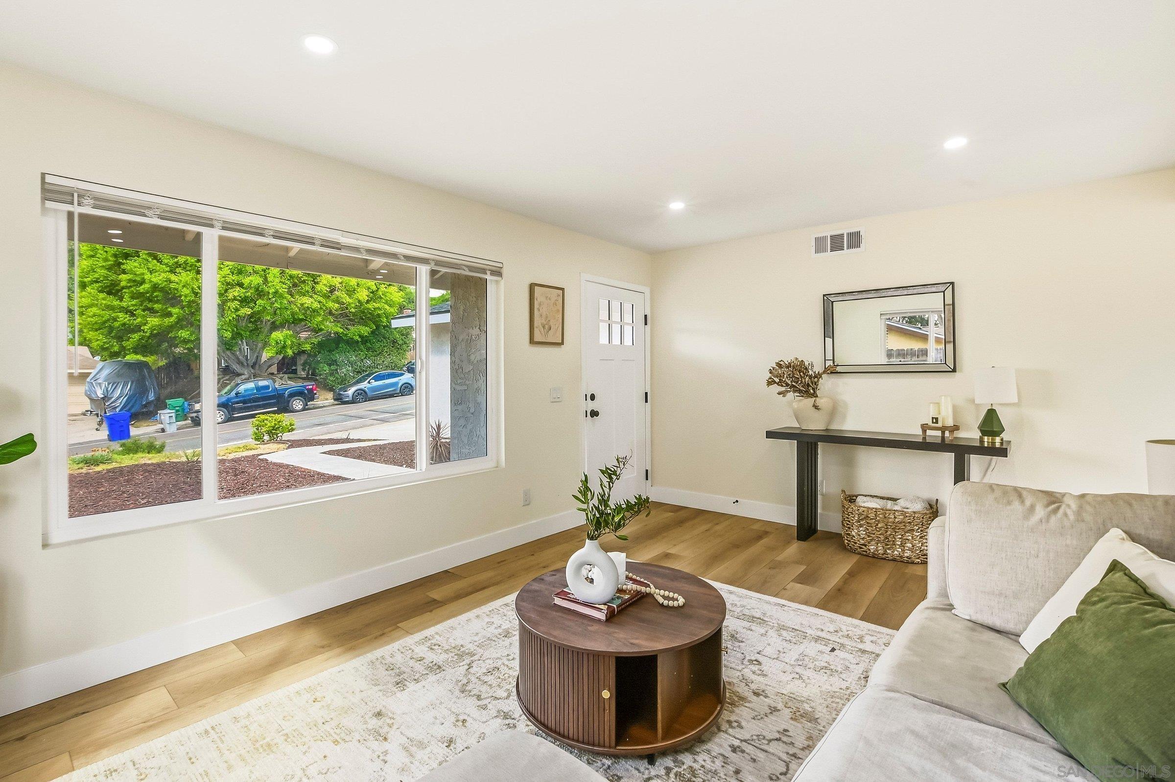 Detail Gallery Image 6 of 39 For 8921  Revelstoke Way, San Diego,  CA 92126 - 3 Beds | 2 Baths