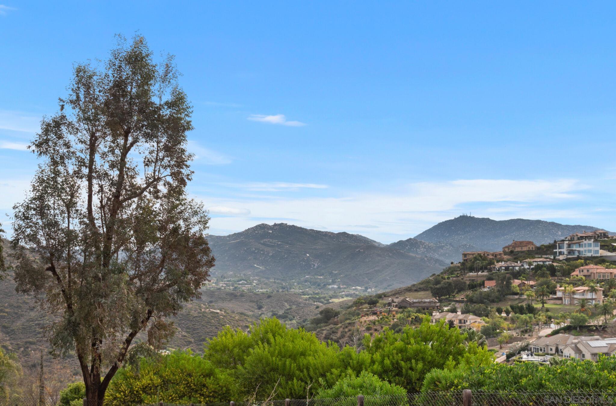 Detail Gallery Image 2 of 10 For 18192  Calle Estepona, San Diego,  CA 92128 - 3 Beds | 2 Baths