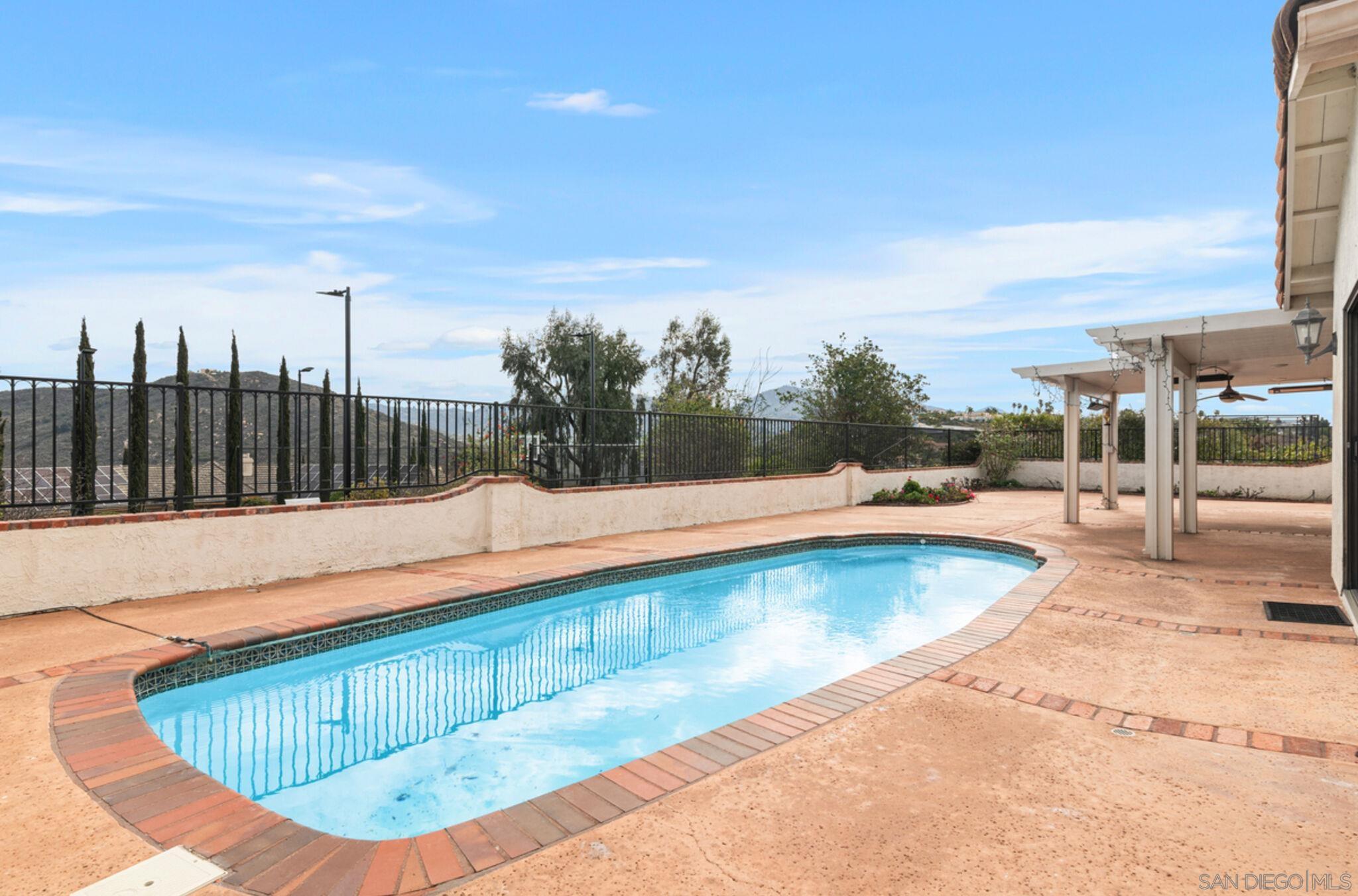 Detail Gallery Image 3 of 10 For 18192  Calle Estepona, San Diego,  CA 92128 - 3 Beds | 2 Baths