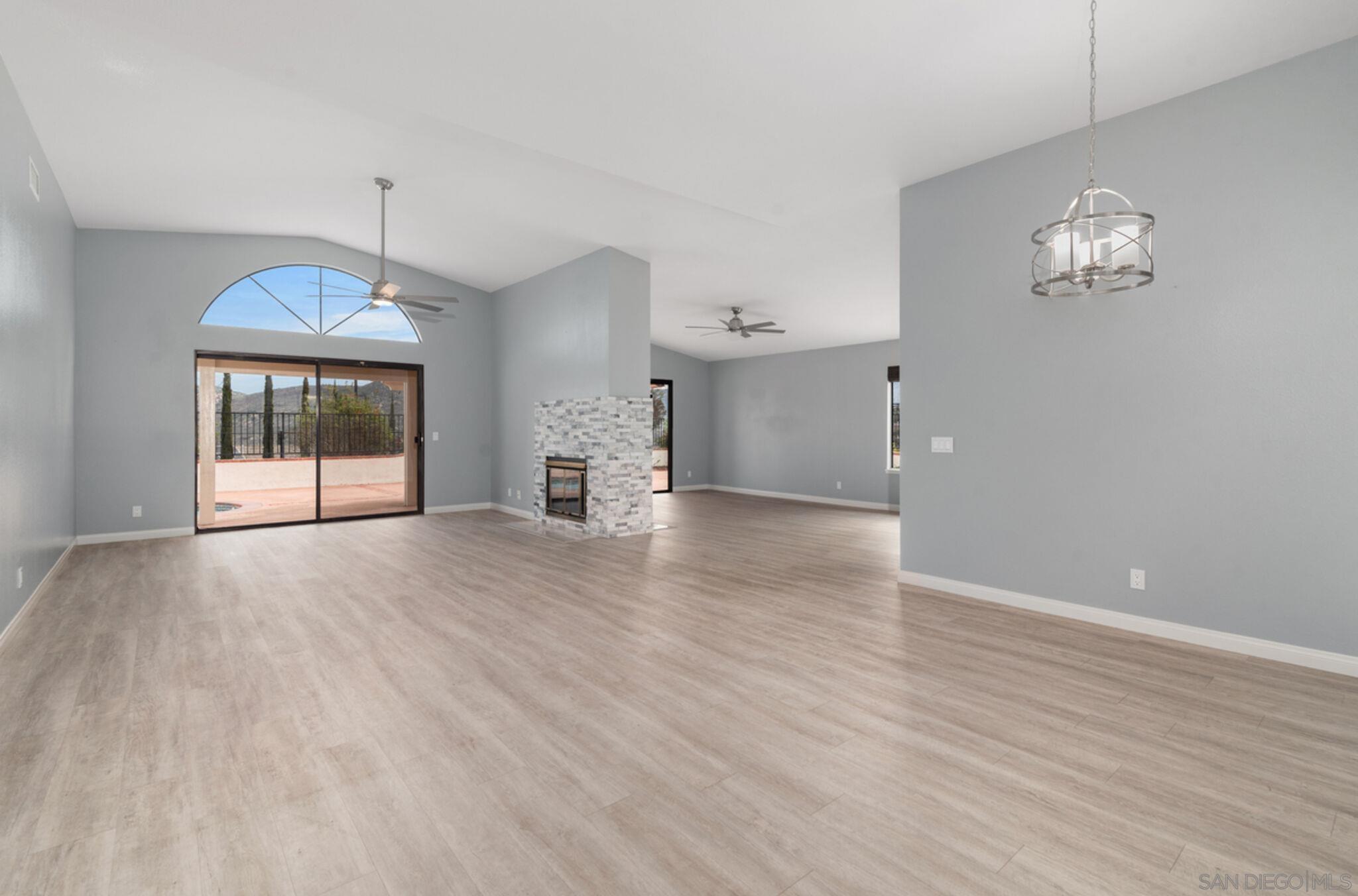 Detail Gallery Image 4 of 10 For 18192  Calle Estepona, San Diego,  CA 92128 - 3 Beds | 2 Baths