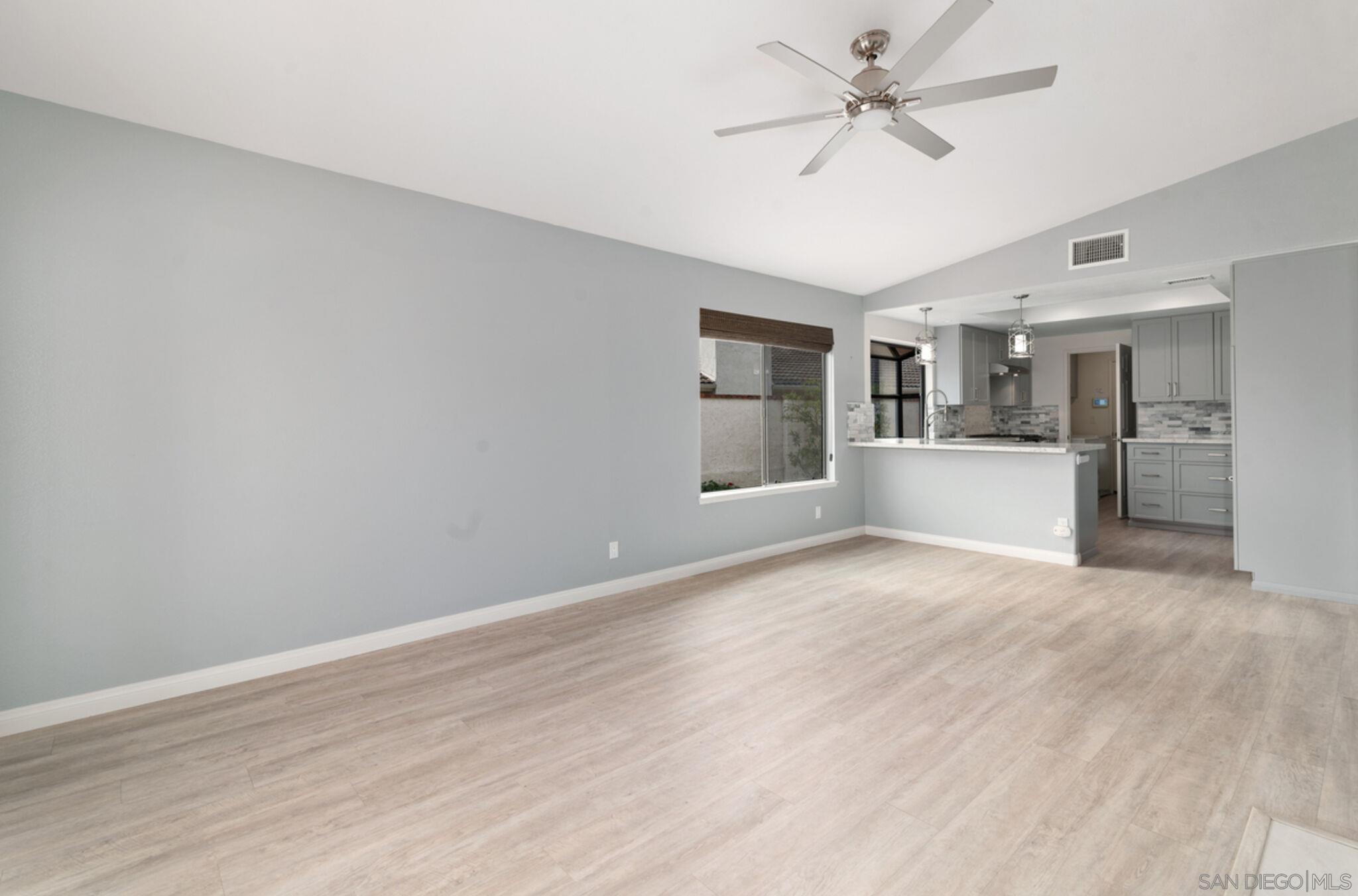 Detail Gallery Image 6 of 10 For 18192  Calle Estepona, San Diego,  CA 92128 - 3 Beds | 2 Baths