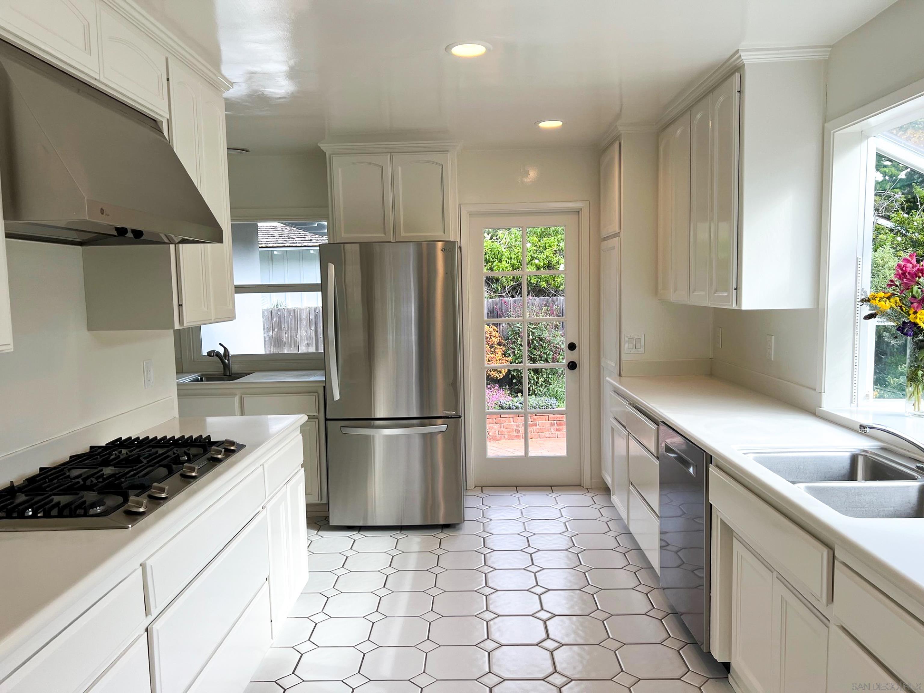 Detail Gallery Image 8 of 36 For 8217  La Jolla Shores Drive, La Jolla,  CA 92037 - 4 Beds | 2 Baths