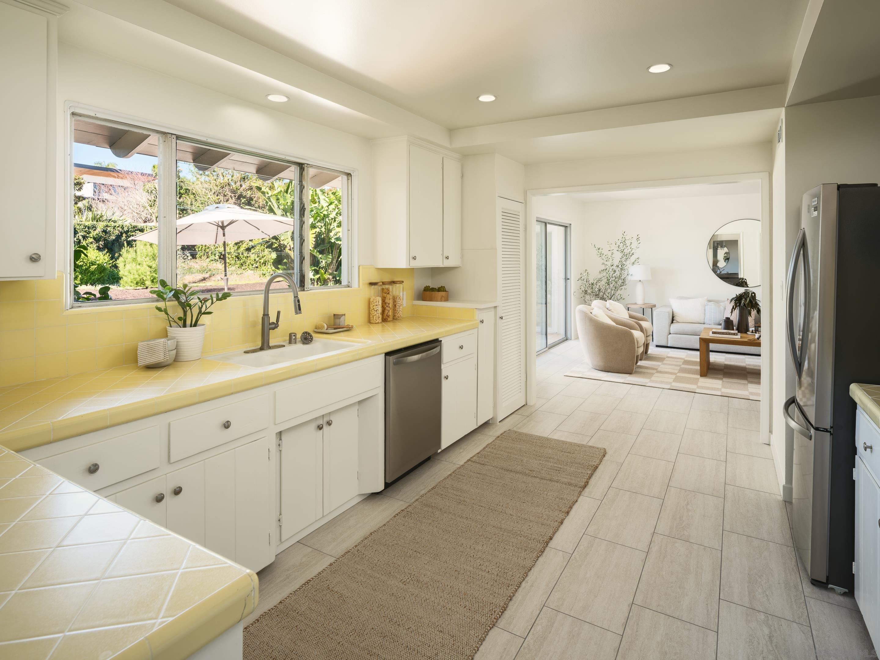 Detail Gallery Image 11 of 28 For 5926  Germaine Ln, La Jolla,  CA 92037 - 3 Beds | 2 Baths