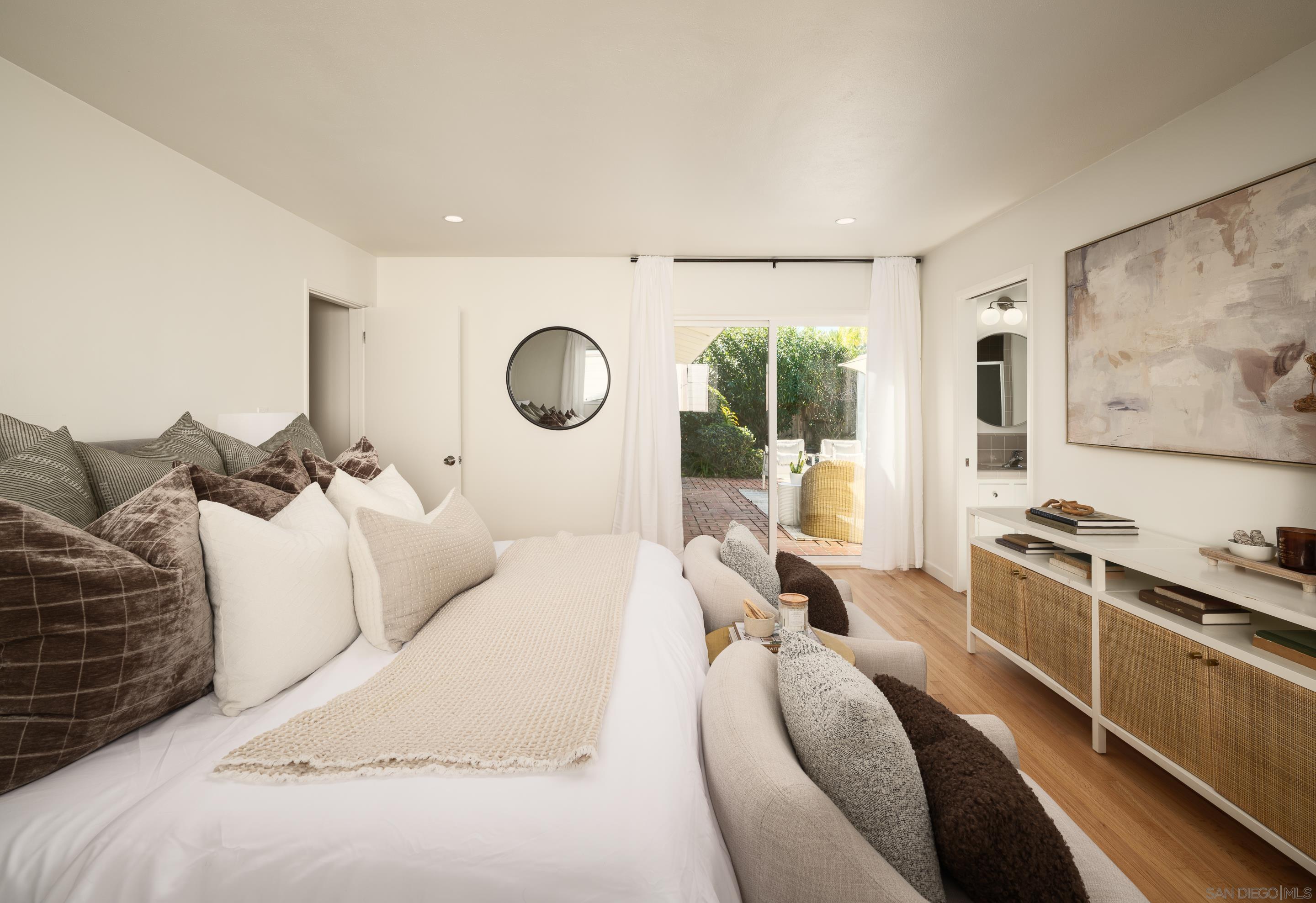 Detail Gallery Image 16 of 28 For 5926  Germaine Ln, La Jolla,  CA 92037 - 3 Beds | 2 Baths