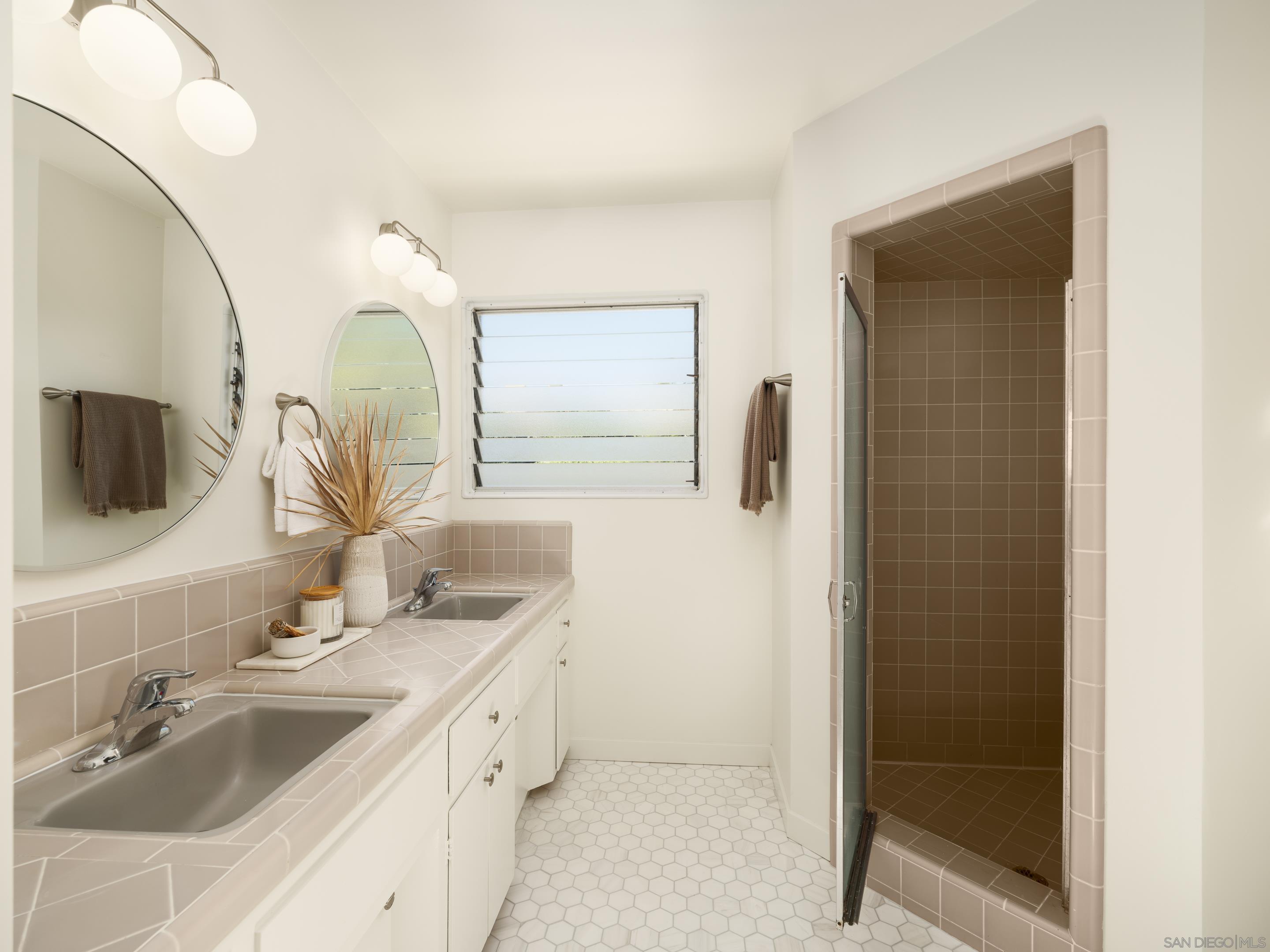 Detail Gallery Image 17 of 28 For 5926  Germaine Ln, La Jolla,  CA 92037 - 3 Beds | 2 Baths