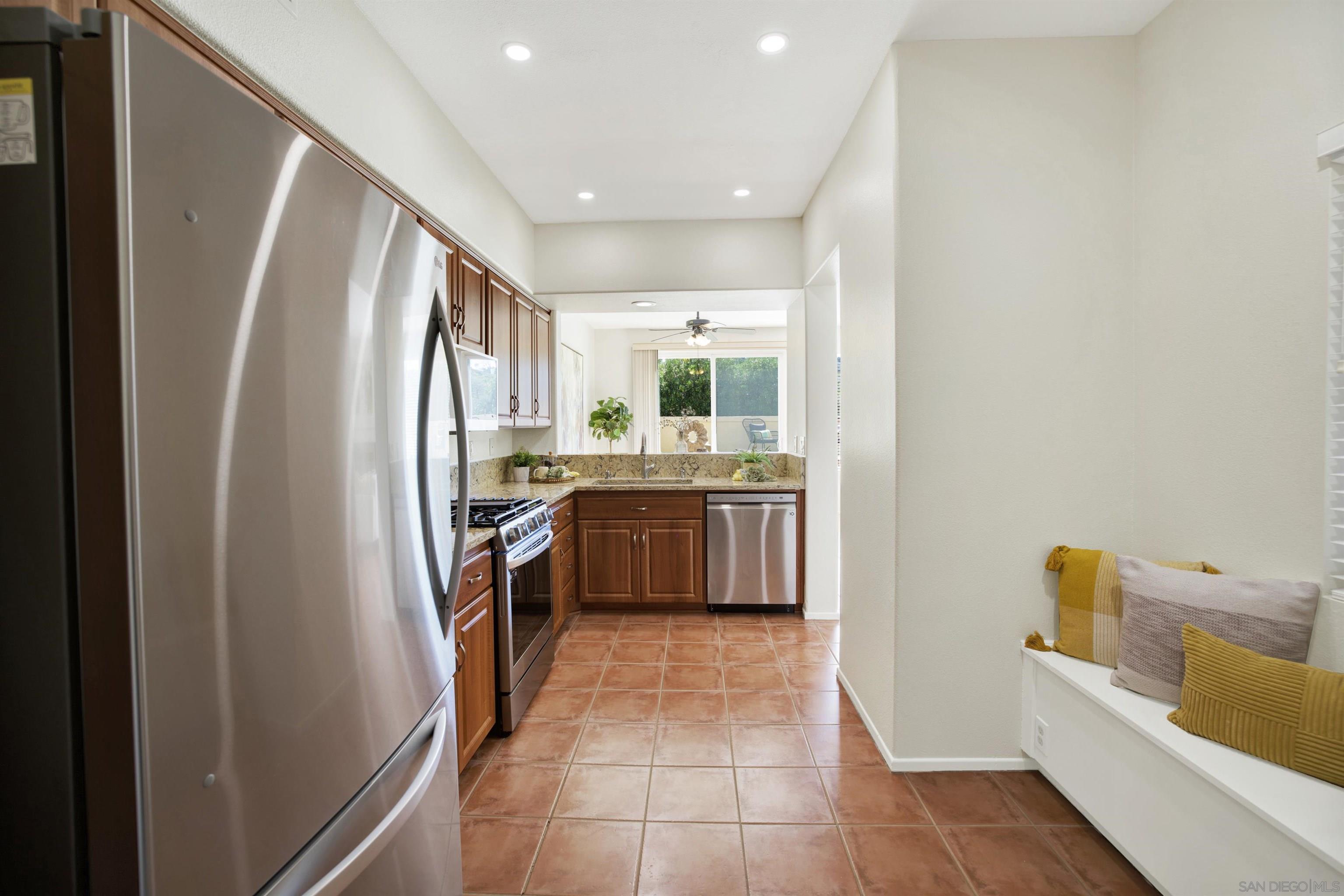 Detail Gallery Image 11 of 31 For 10909  Creekbridge Pl, San Diego,  CA 92128 - 2 Beds | 2/1 Baths