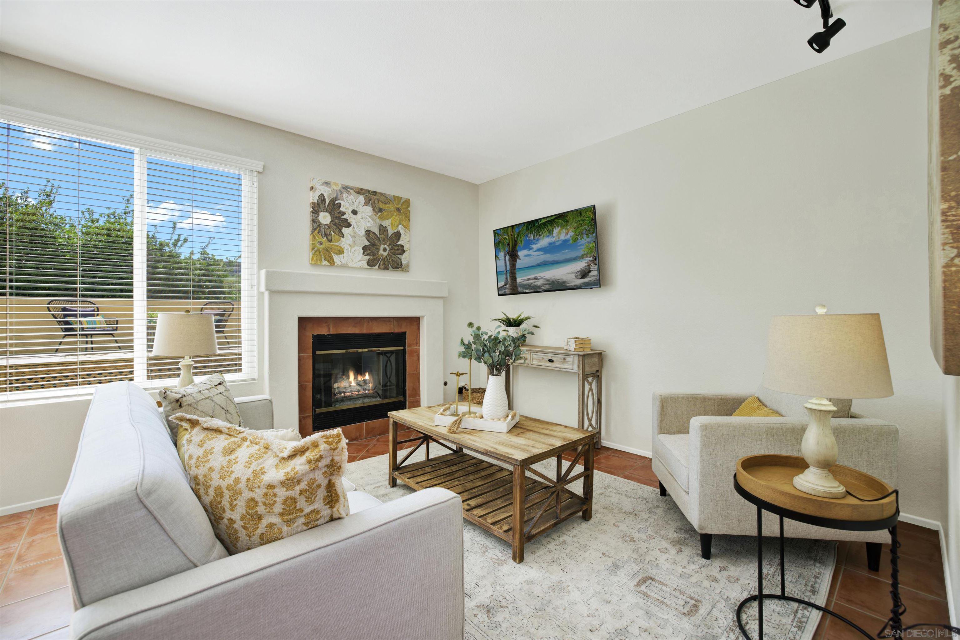 Detail Gallery Image 4 of 31 For 10909  Creekbridge Pl, San Diego,  CA 92128 - 2 Beds | 2/1 Baths