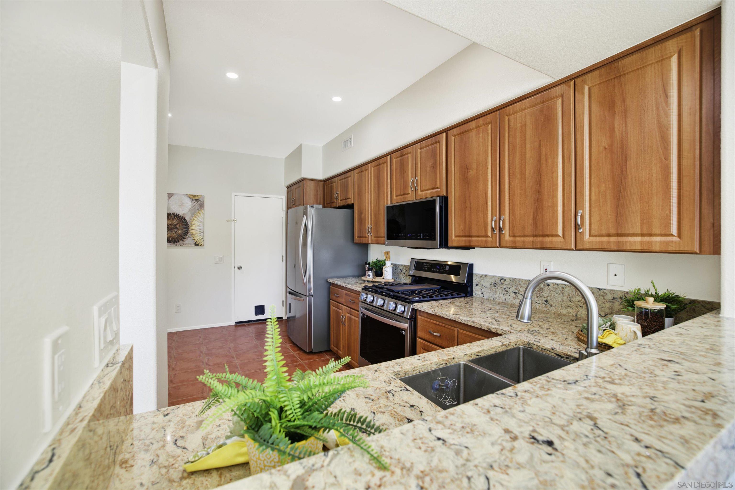 Detail Gallery Image 6 of 31 For 10909  Creekbridge Pl, San Diego,  CA 92128 - 2 Beds | 2/1 Baths