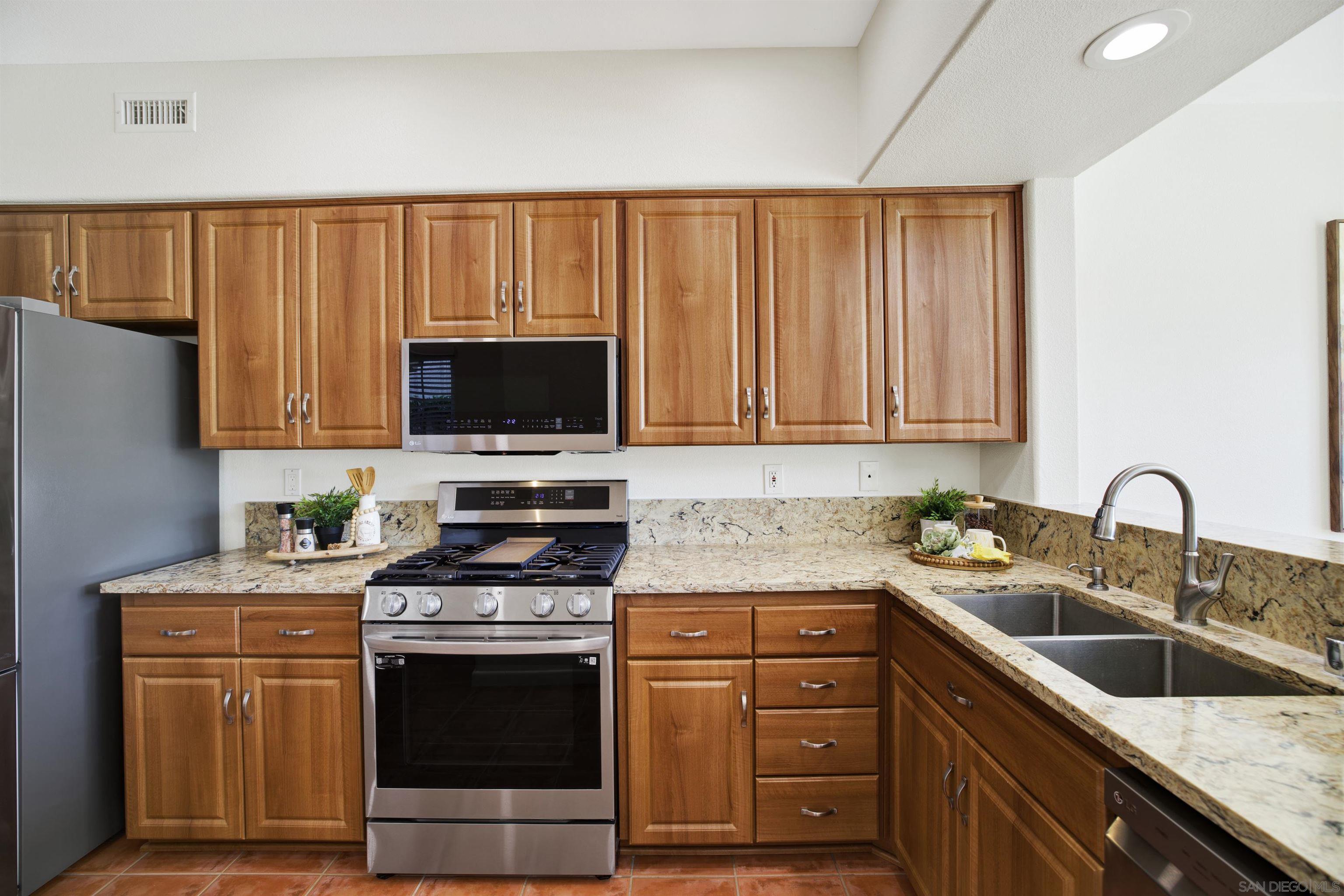 Detail Gallery Image 7 of 31 For 10909  Creekbridge Pl, San Diego,  CA 92128 - 2 Beds | 2/1 Baths