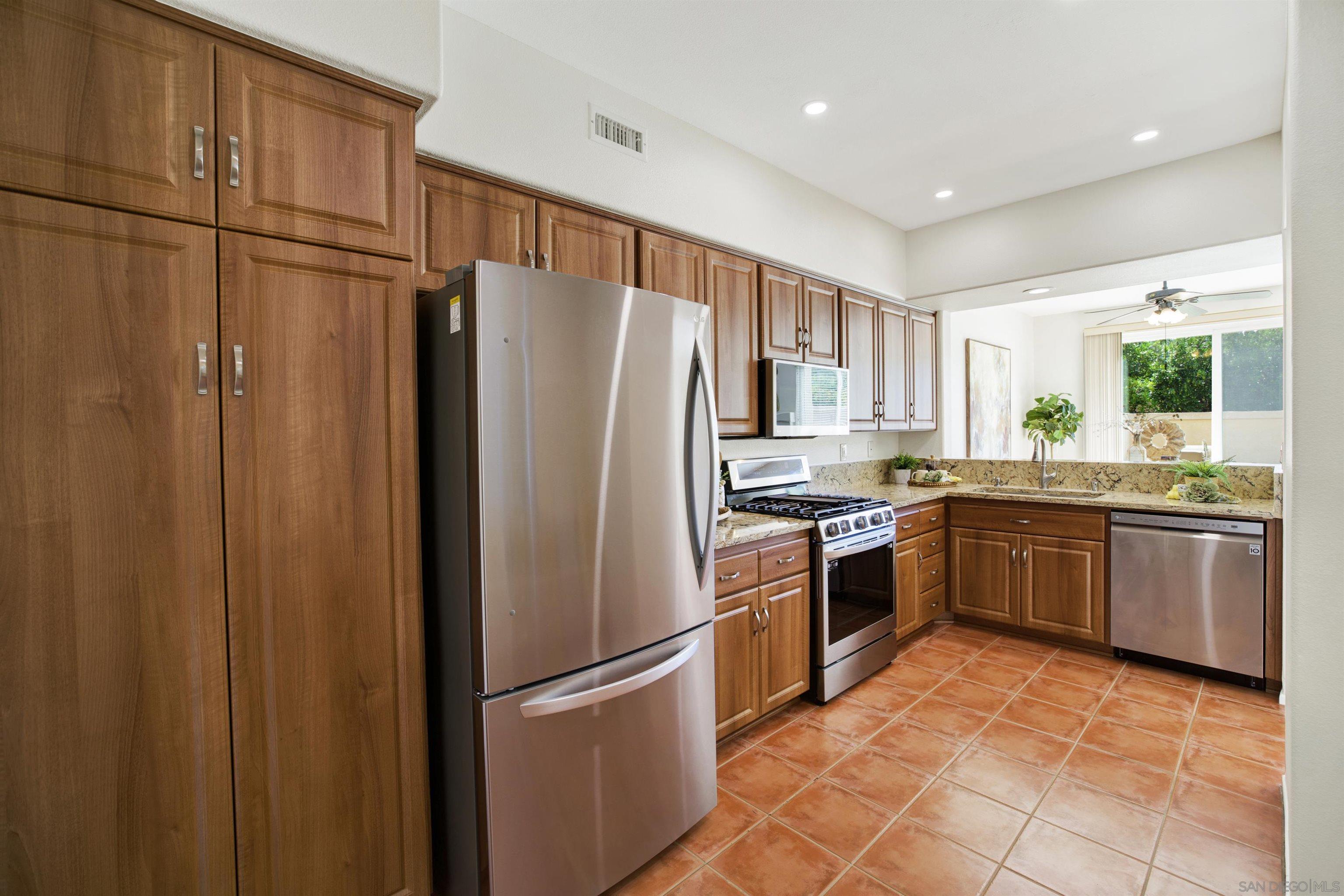 Detail Gallery Image 8 of 31 For 10909  Creekbridge Pl, San Diego,  CA 92128 - 2 Beds | 2/1 Baths