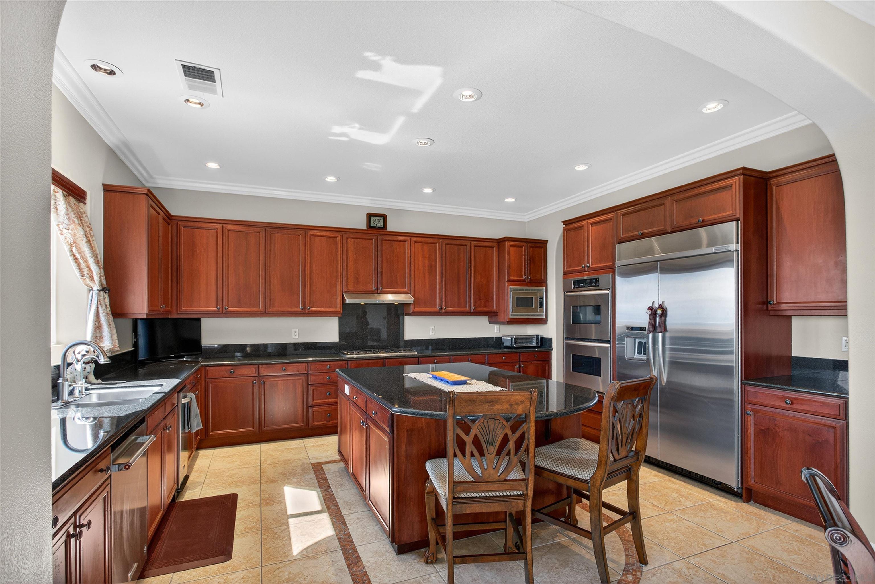 Detail Gallery Image 13 of 62 For 18410  Lakepointe Dr, Riverside,  CA 92503 - 5 Beds | 4/1 Baths