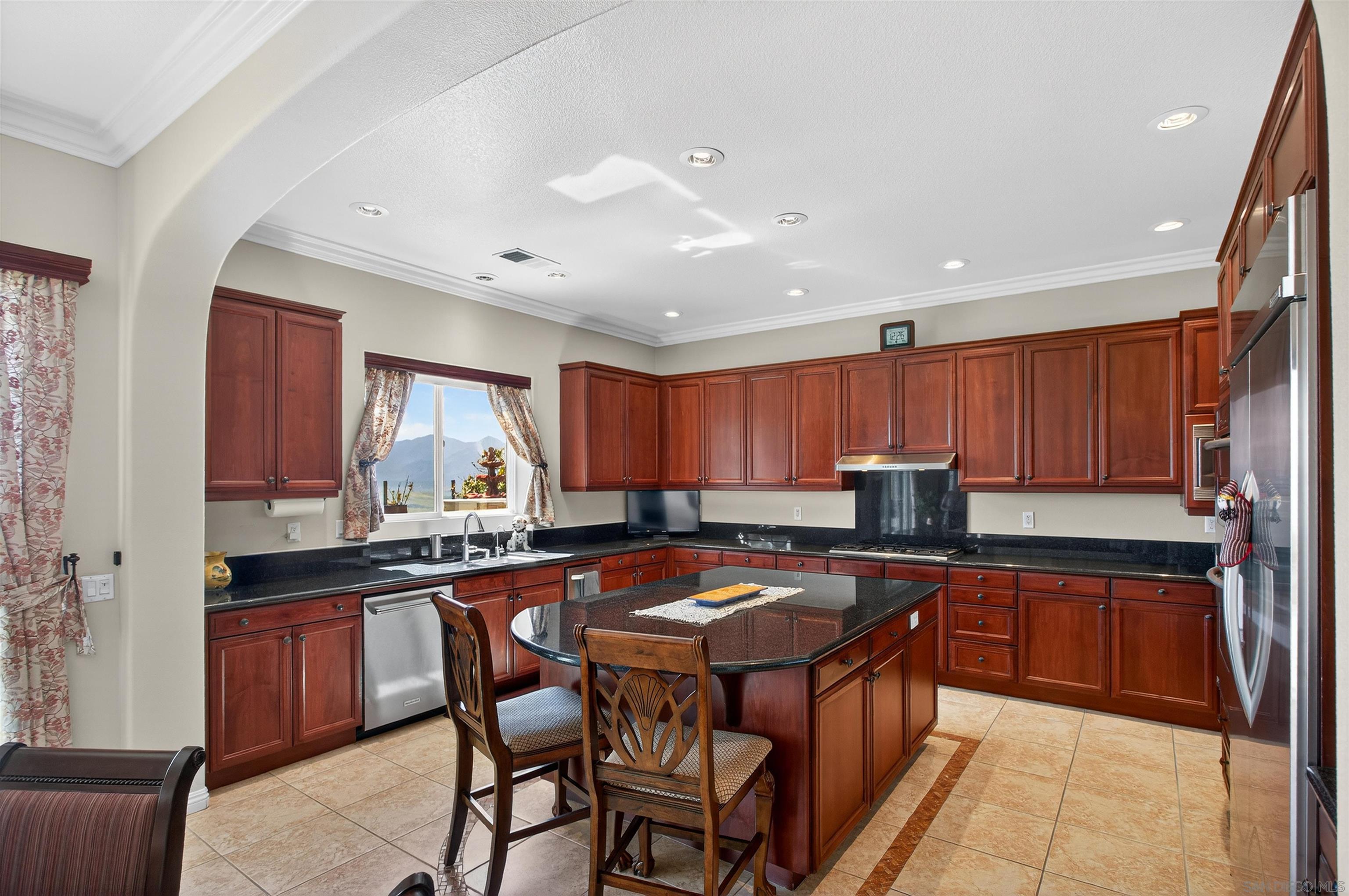 Detail Gallery Image 14 of 62 For 18410  Lakepointe Dr, Riverside,  CA 92503 - 5 Beds | 4/1 Baths