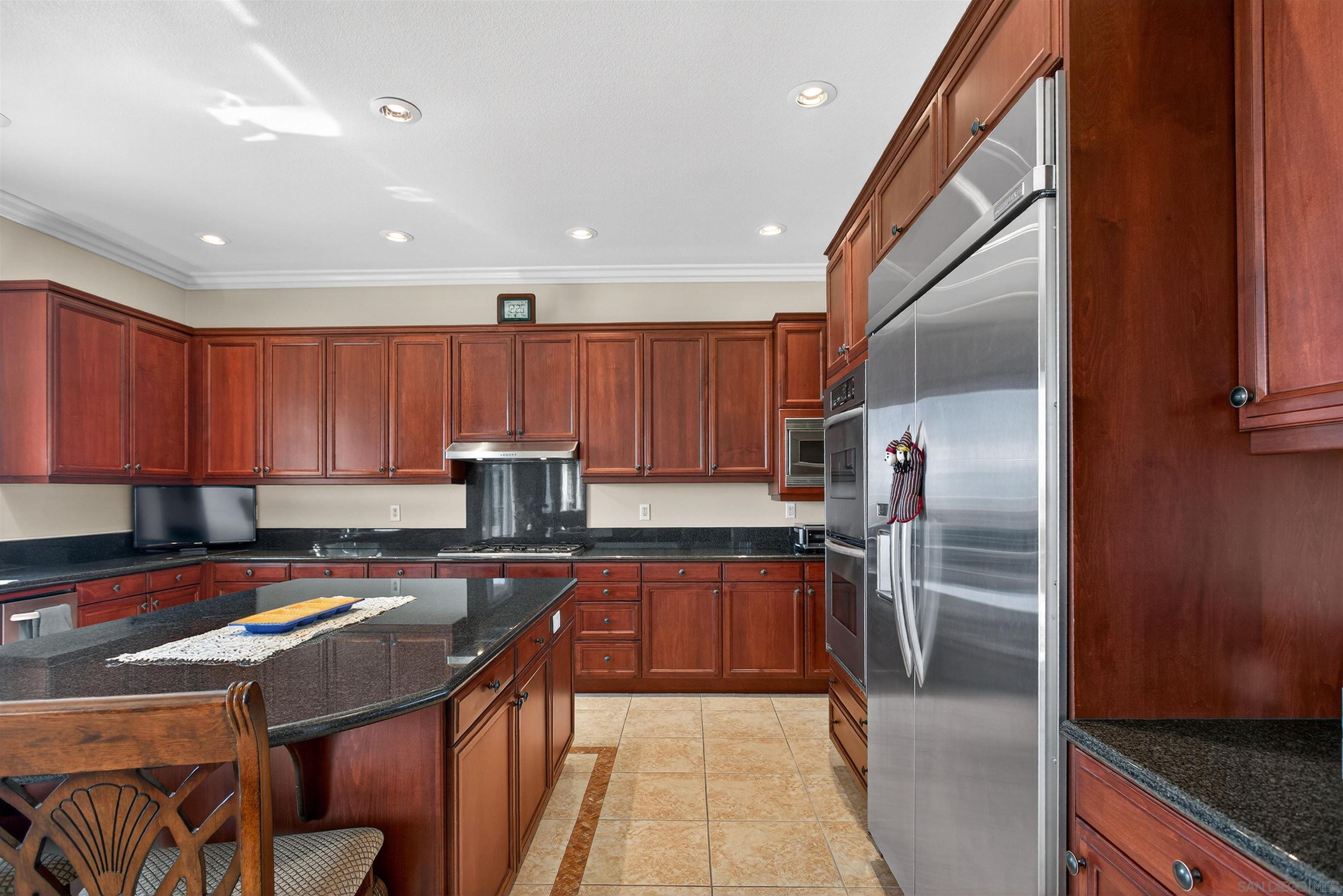 Detail Gallery Image 15 of 62 For 18410  Lakepointe Dr, Riverside,  CA 92503 - 5 Beds | 4/1 Baths