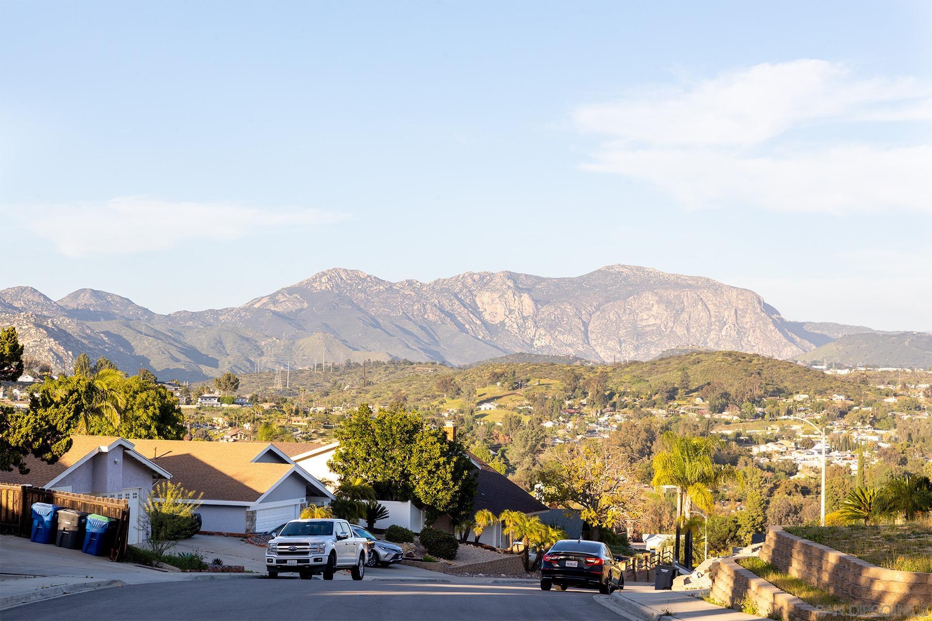 Detail Gallery Image 3 of 32 For 12455  Ridgeton Dr., Lakeside,  CA 92040 - 3 Beds | 2 Baths