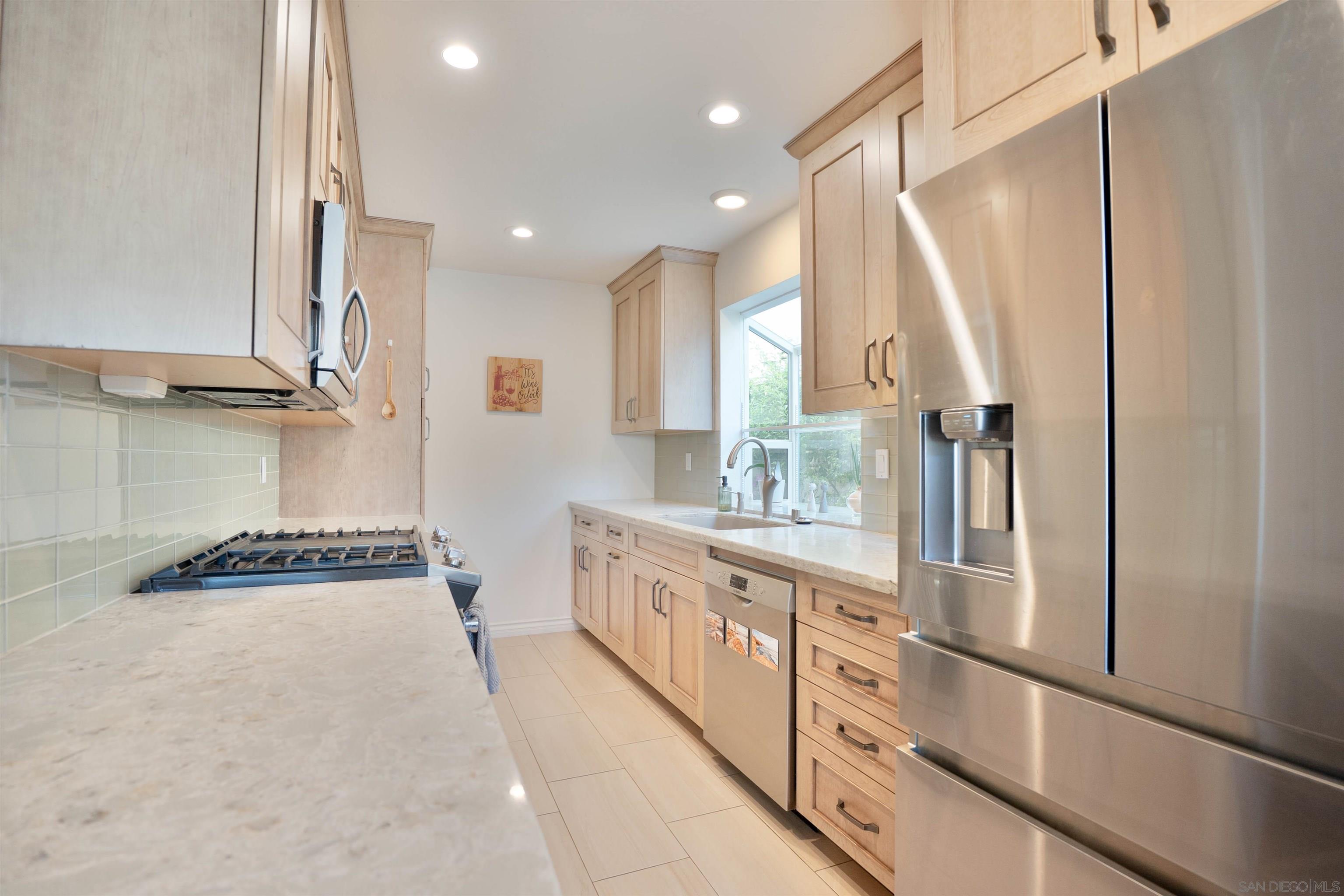 Detail Gallery Image 3 of 27 For 3832  Groton St  #2,  San Diego,  CA 92110 - 3 Beds | 2 Baths