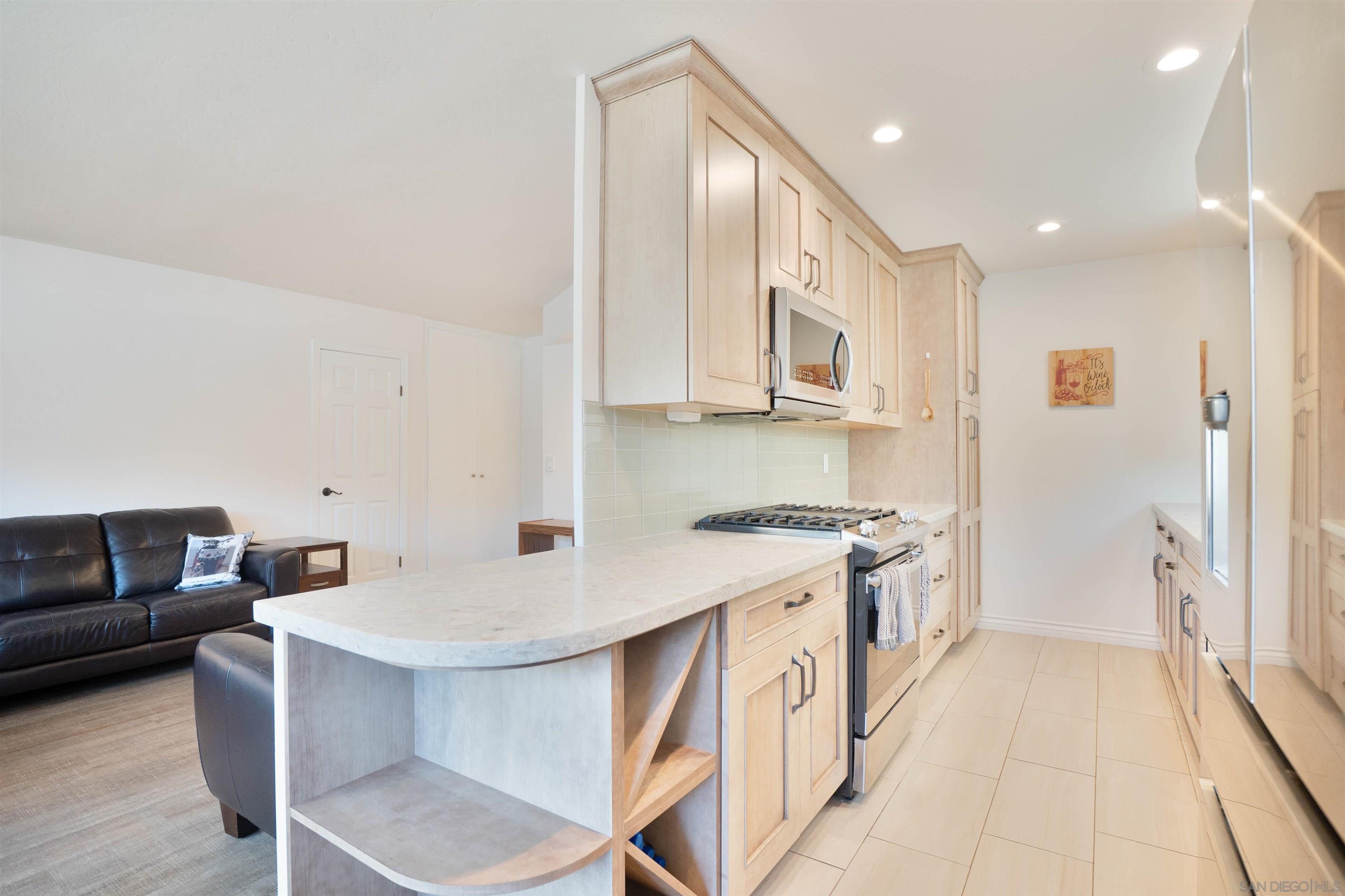 Detail Gallery Image 4 of 27 For 3832  Groton St  #2,  San Diego,  CA 92110 - 3 Beds | 2 Baths