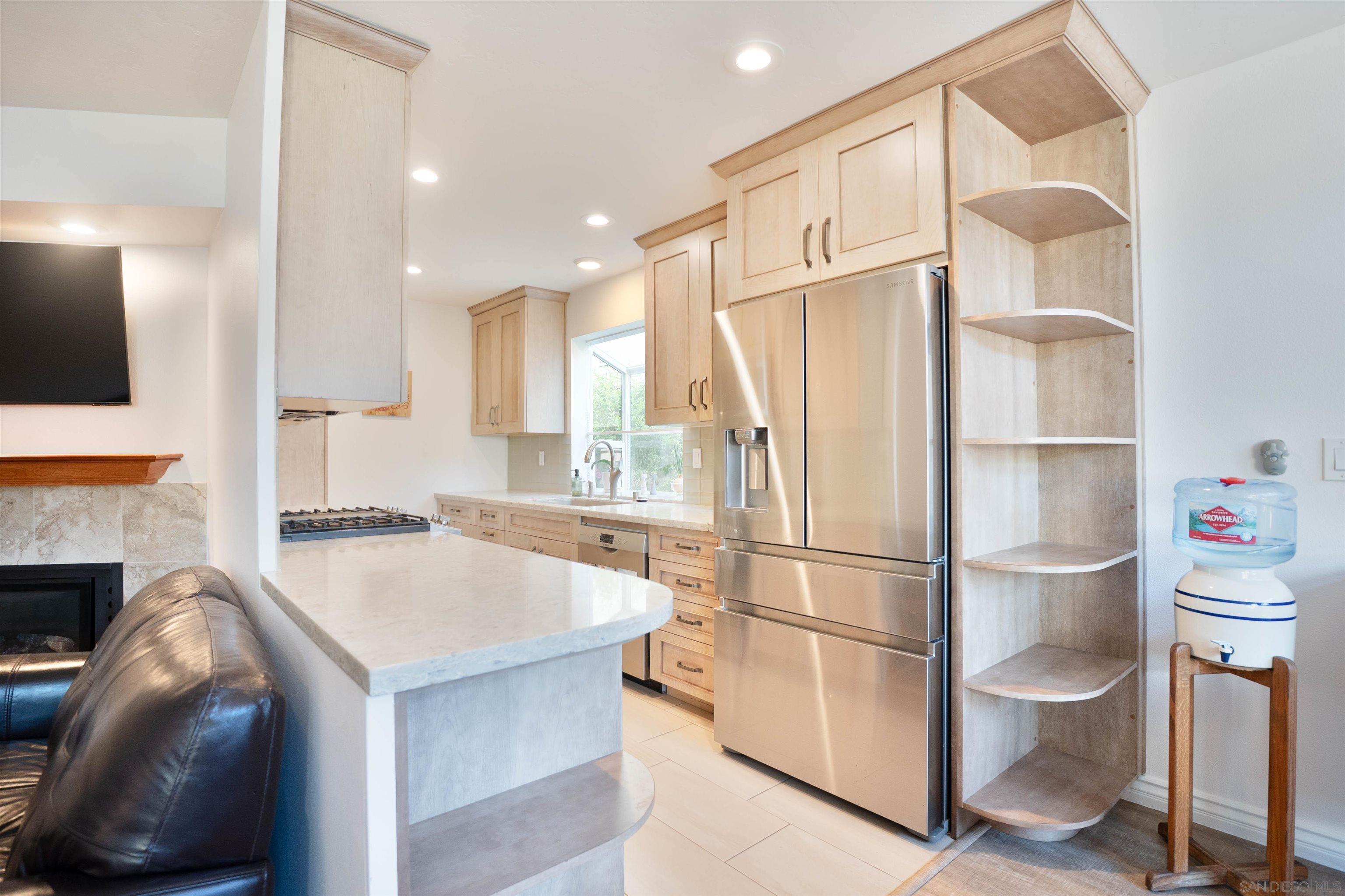 Detail Gallery Image 5 of 27 For 3832  Groton St  #2,  San Diego,  CA 92110 - 3 Beds | 2 Baths