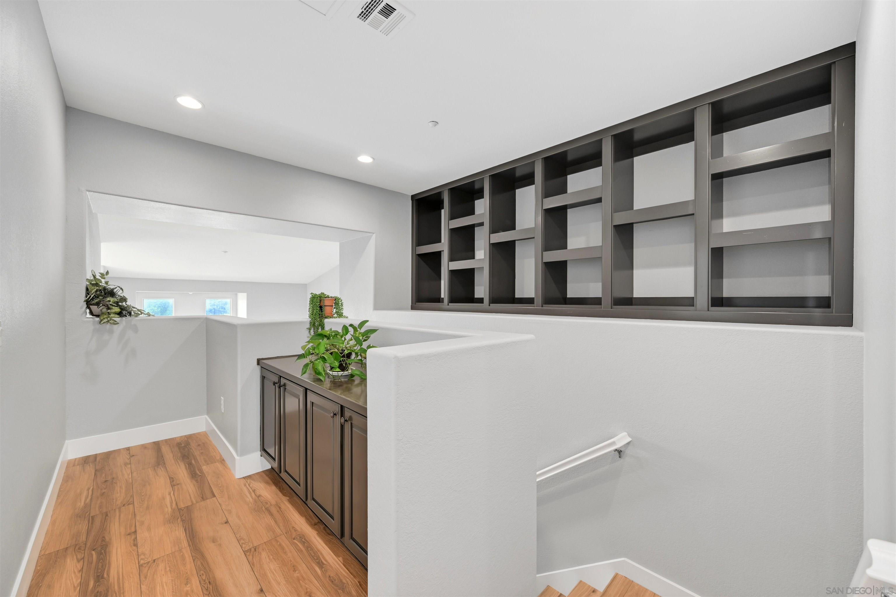 Detail Gallery Image 11 of 31 For 4062  Union Square Ln, San Diego,  CA 92105 - 3 Beds | 2/1 Baths