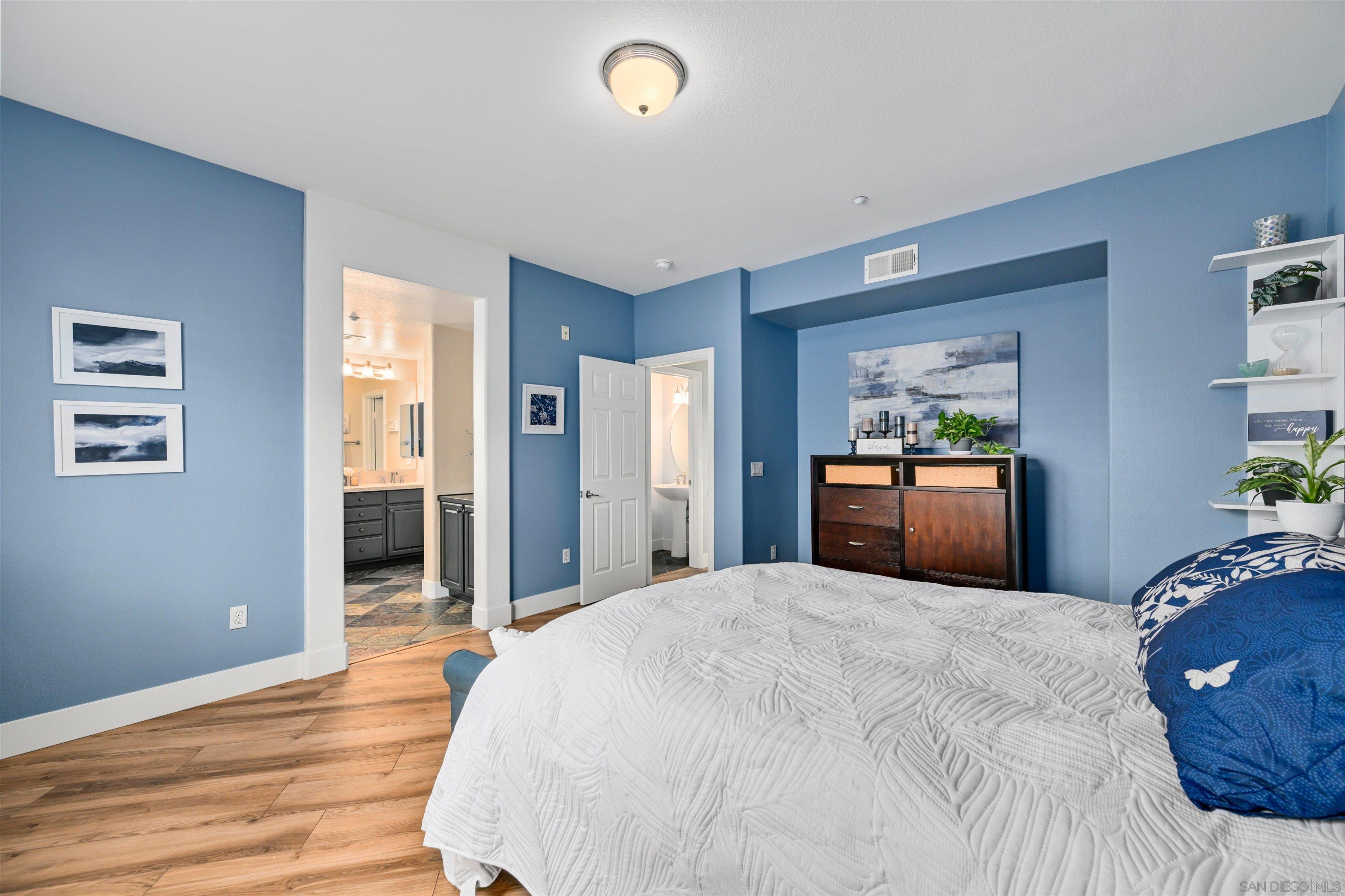 Detail Gallery Image 13 of 31 For 4062  Union Square Ln, San Diego,  CA 92105 - 3 Beds | 2/1 Baths