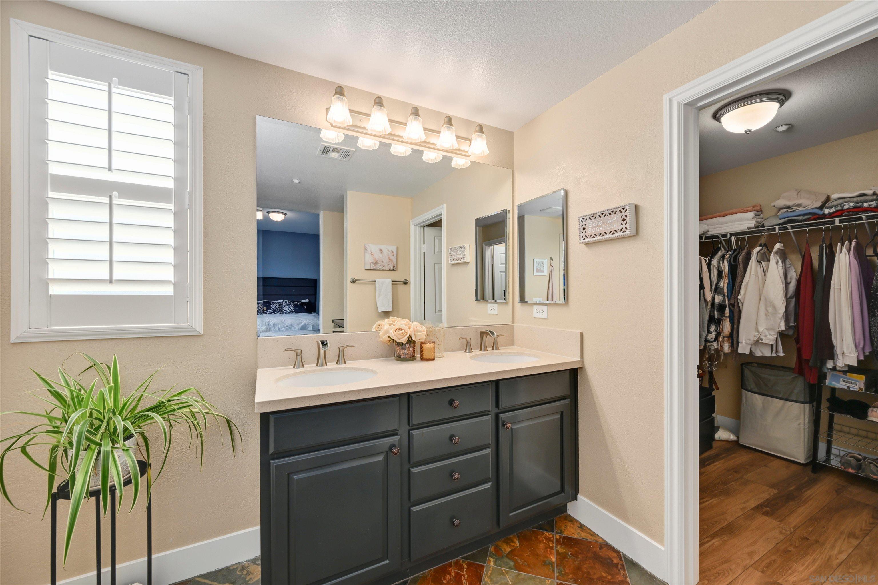 Detail Gallery Image 14 of 31 For 4062  Union Square Ln, San Diego,  CA 92105 - 3 Beds | 2/1 Baths