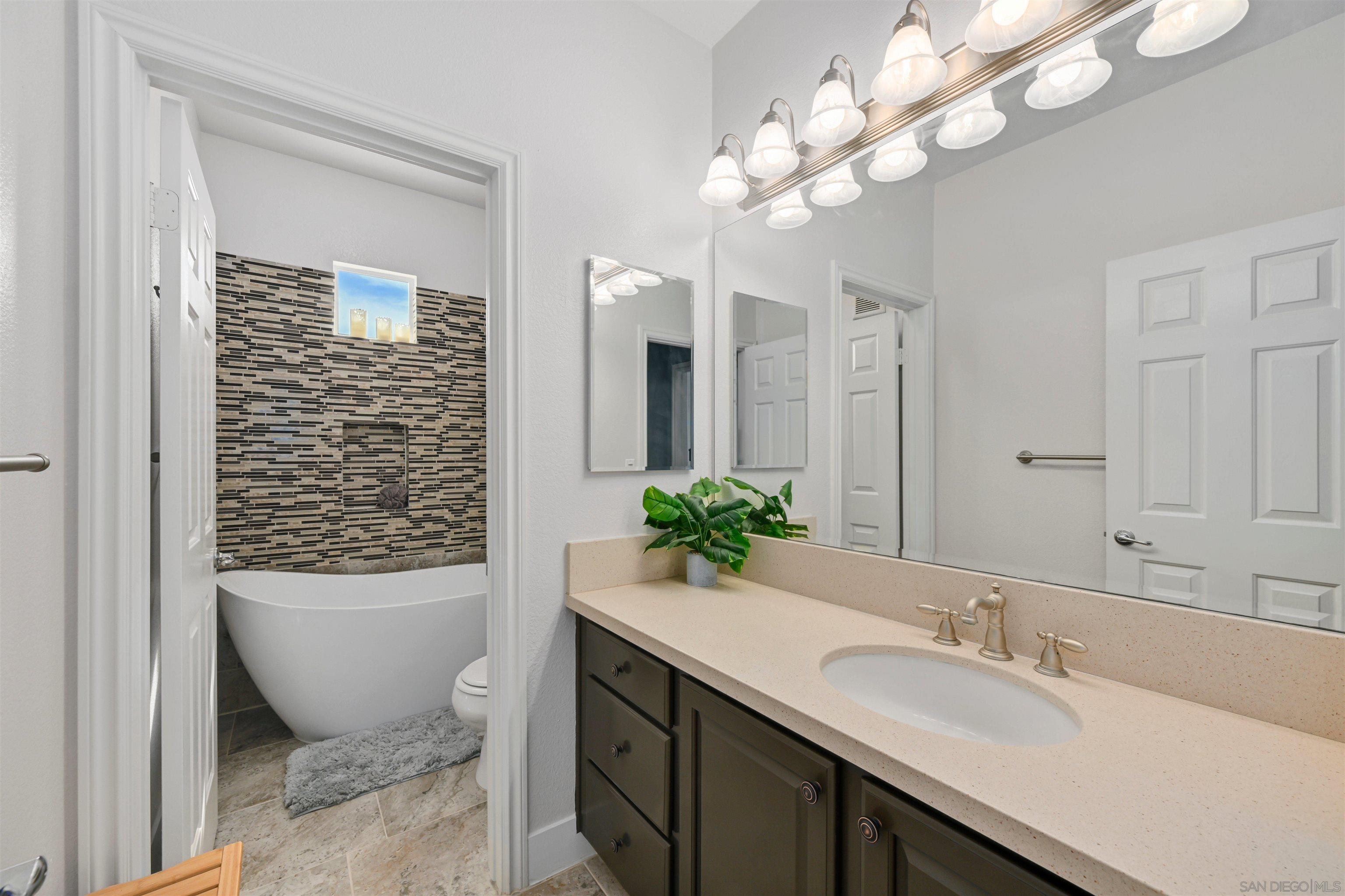 Detail Gallery Image 16 of 31 For 4062  Union Square Ln, San Diego,  CA 92105 - 3 Beds | 2/1 Baths